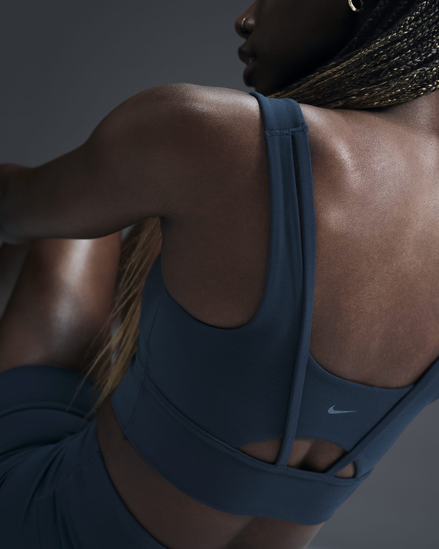 Bra deportivo de media sujeción de corte largo con almohadillas para mujer Nike Zenvy - Azul marino militar/Blanco