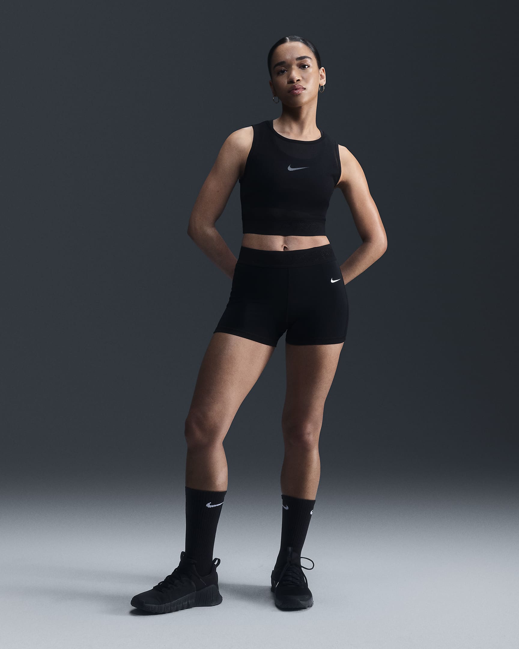 Nike Pro Shorts mit mittelhohem Bund und Mesh-Einsatz für Damen (ca. 7,5 cm) - Schwarz/Weiß