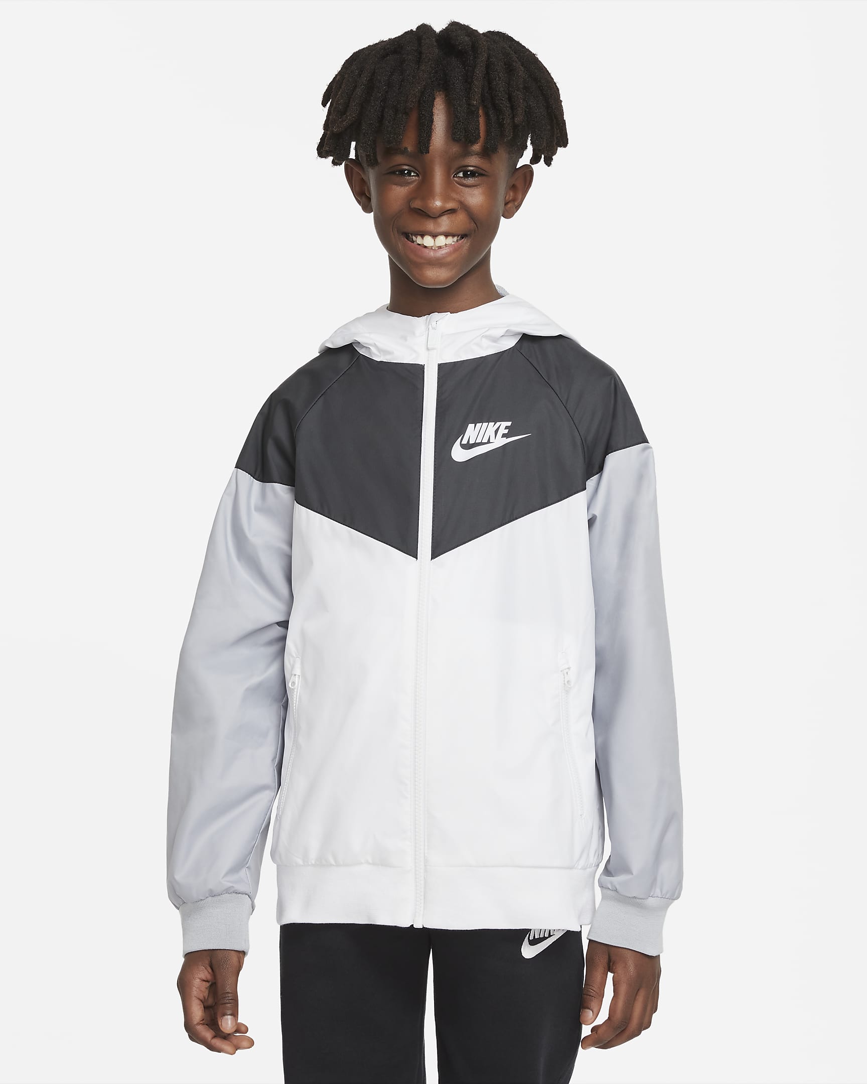 Løstsiddende, hoftelang Nike Sportswear Windrunner-jakke med hætte til større børn (drenge) - hvid/sort/Wolf Grey/hvid