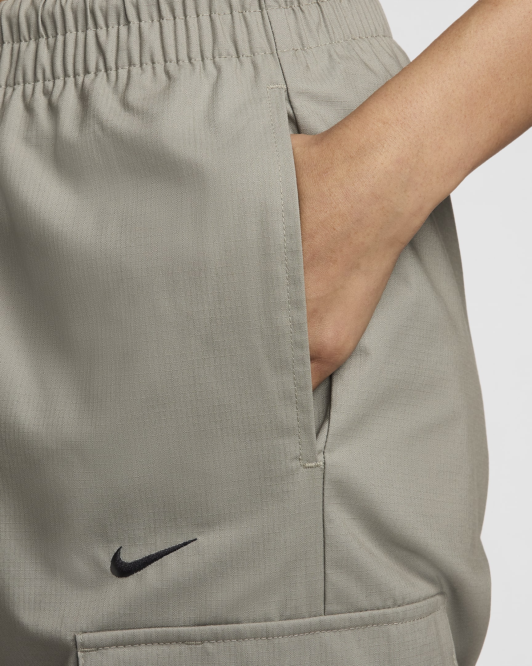 Nike Sportswear Everything Wovens cargobroek met halfhoge taille voor dames - Light Army/Zwart