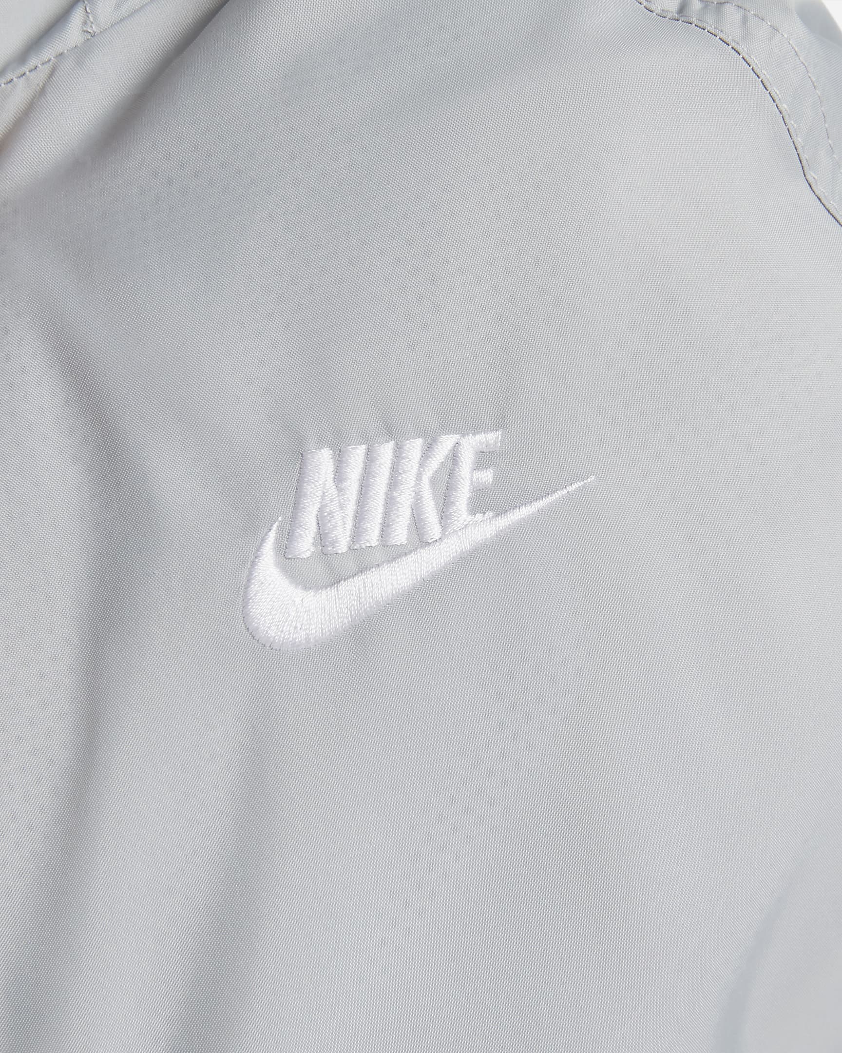 Chamarra tipo anorak para hombre Nike Windrunner - Gris humo claro/Blanco