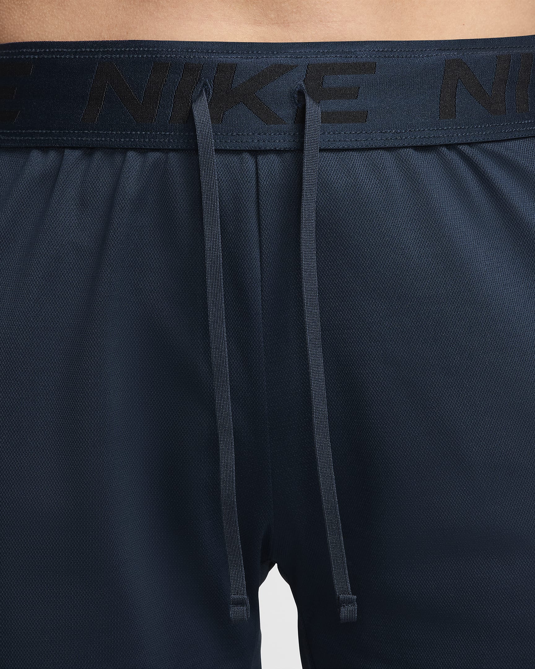 Nike Attack ufôret treningsshorts med Dri-FIT og mellomhøyt liv til dame (12,5 cm) - Armory Navy/Armory Navy/Svart