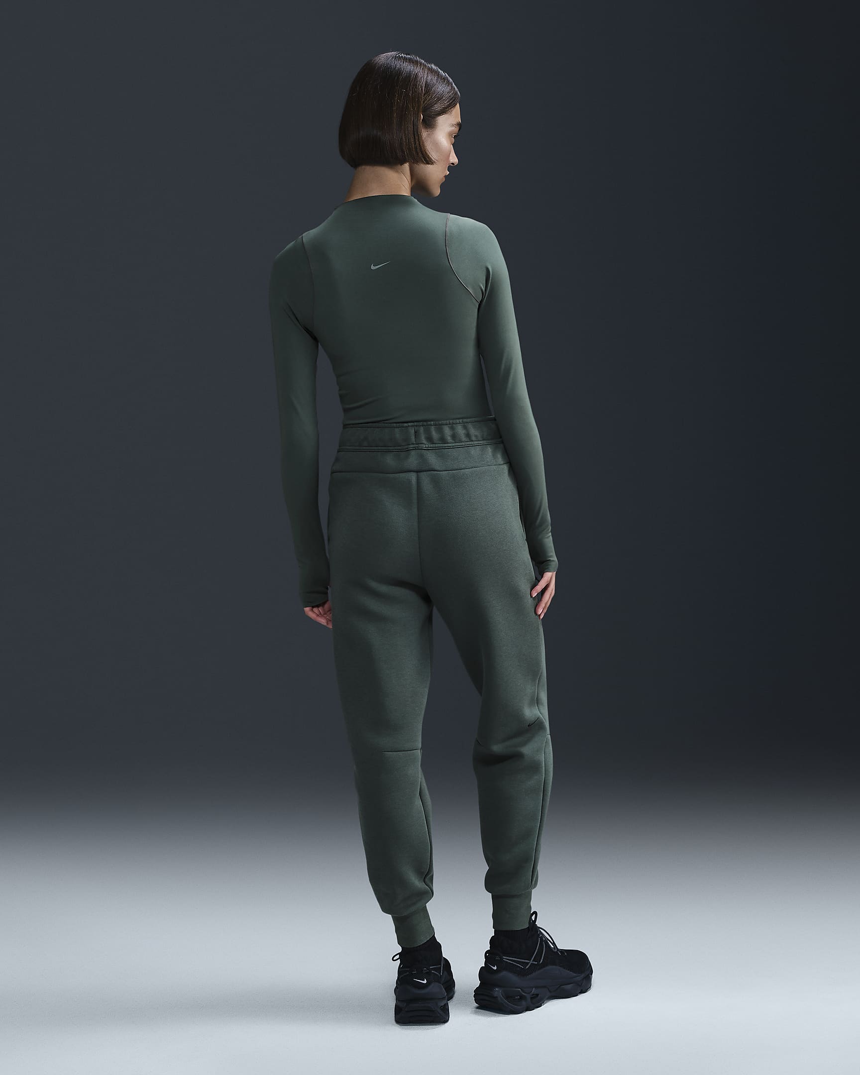 Nike Sportswear Tech Fleece Jogginghose mit mittelhohem Bund für Damen - Vintage Green/Schwarz