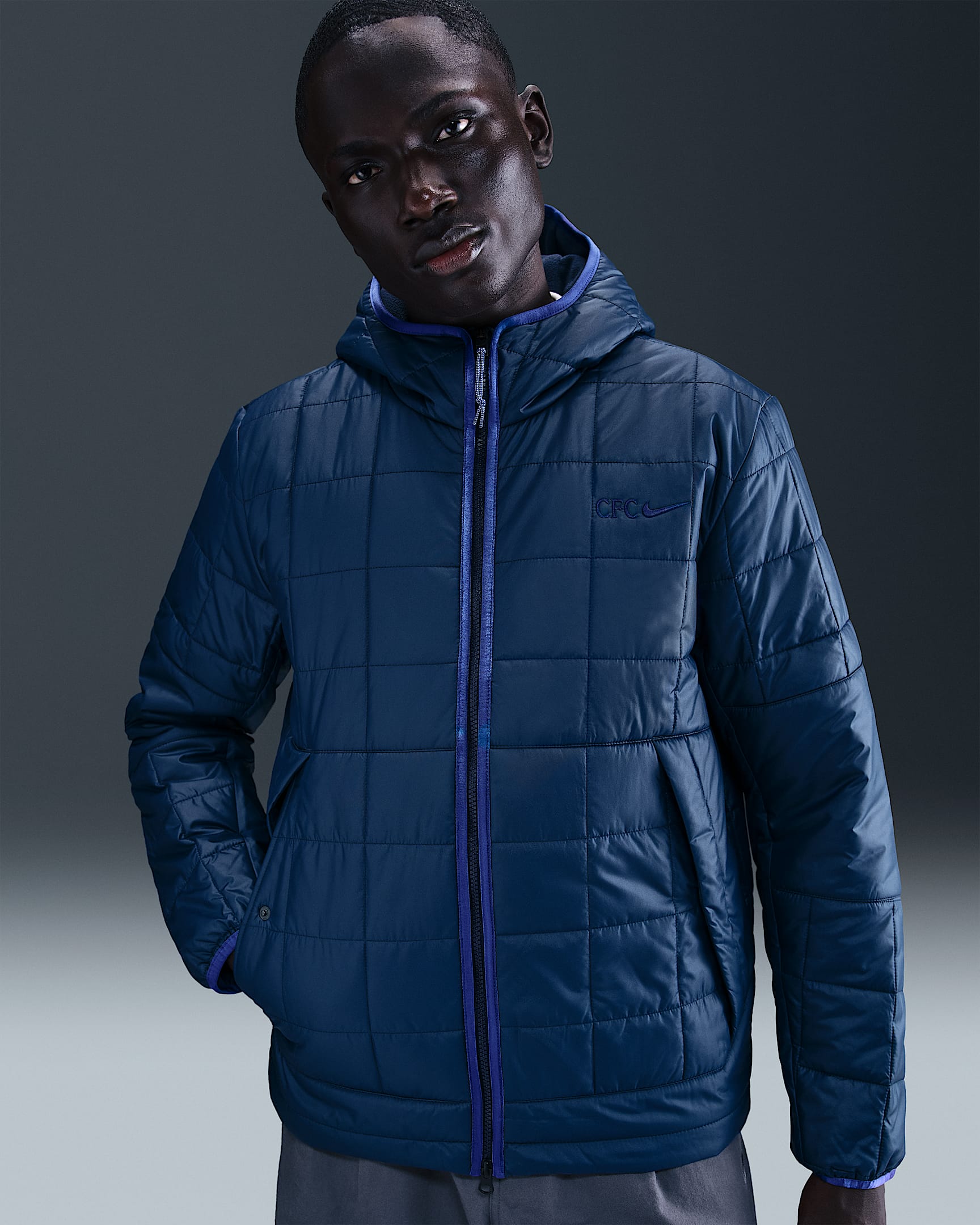 Giacca con cappuccio e imbottitura sintetica Nike Football Chelsea FC – Uomo - Ossidiana/Rush Blue/Rush Blue