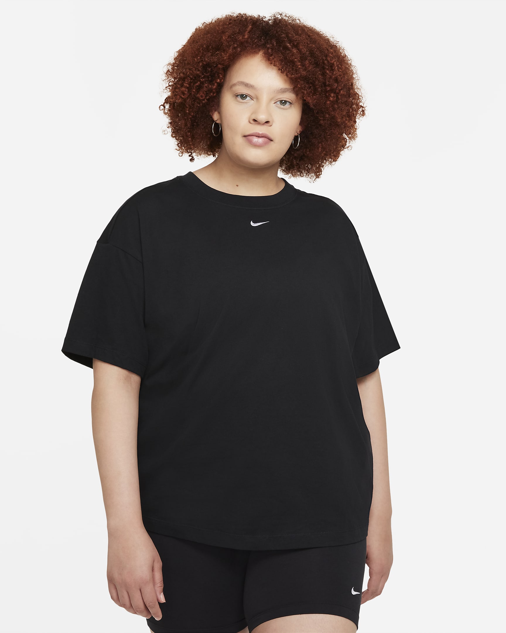 Overdimensioneret, kortærmet Nike Sportswear Essential-overdel til kvinder (plus size) - sort/hvid