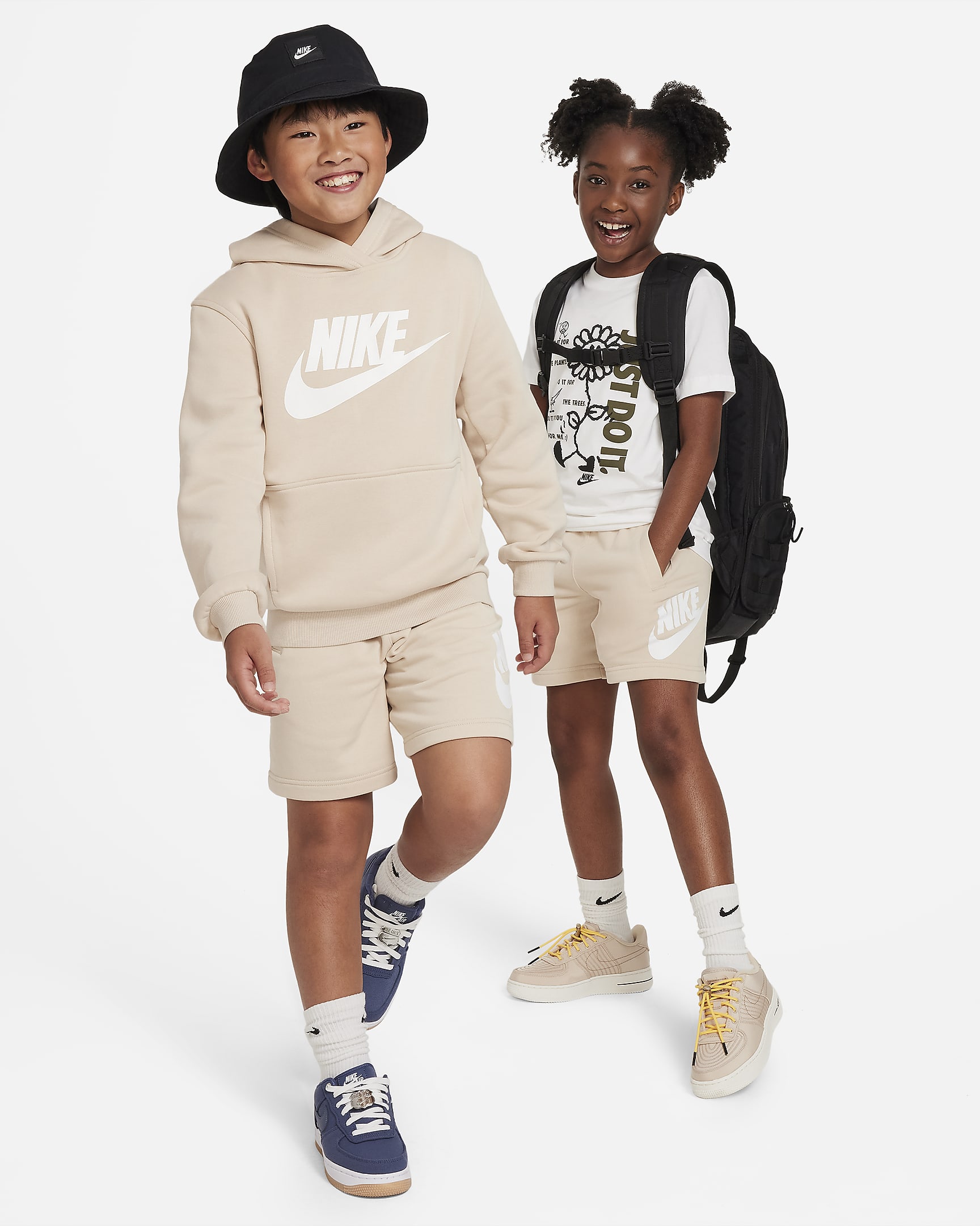 Shorts de French Terry para niños talla grande Nike Sportswear Club Fleece - Duna/Blanco