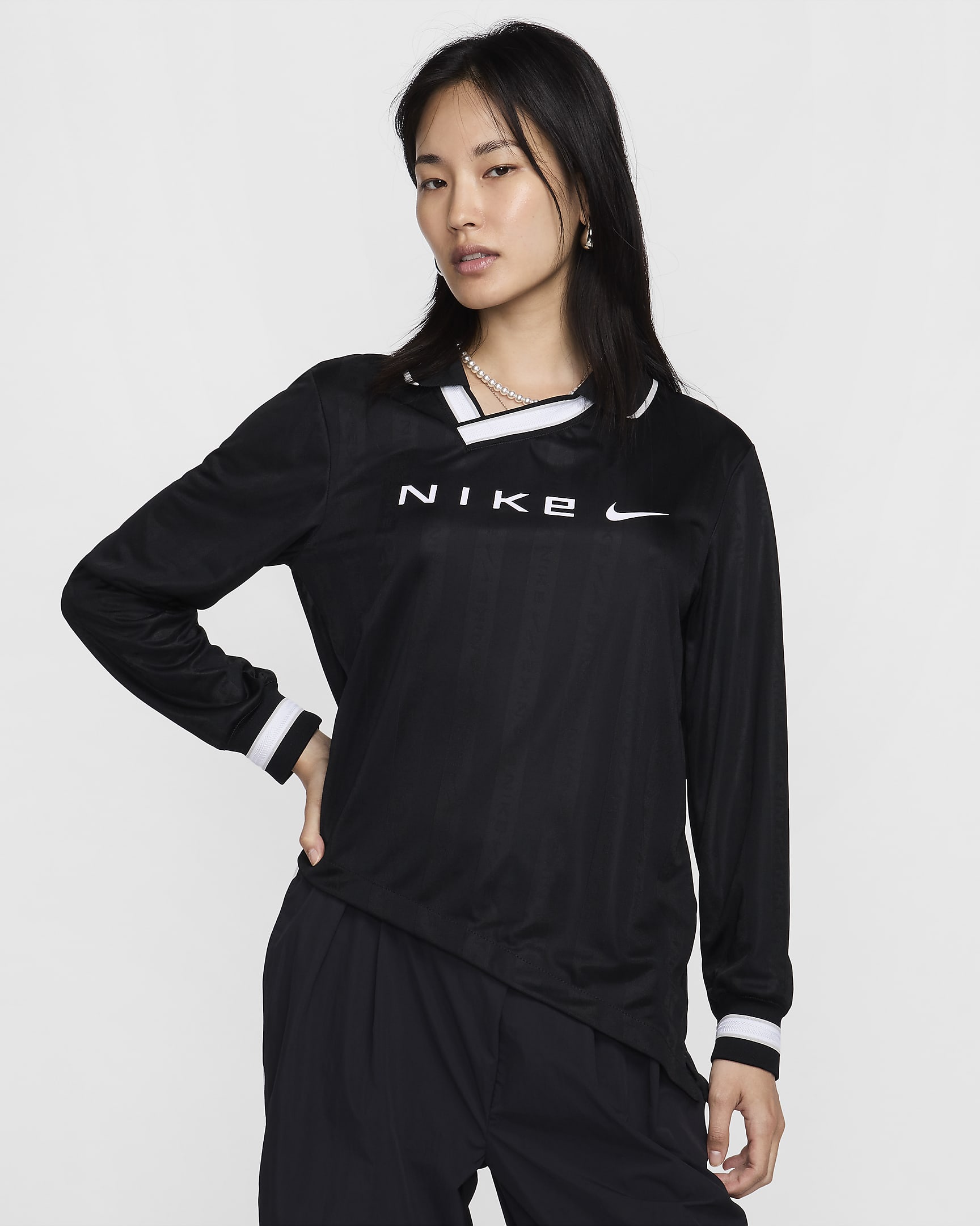 เสื้อแข่งแขนยาวผ้าแจ็คการ์ด Dri-FIT ผู้หญิง Nike Sportswear Collection - ดำ/Light Iron Ore/ขาว