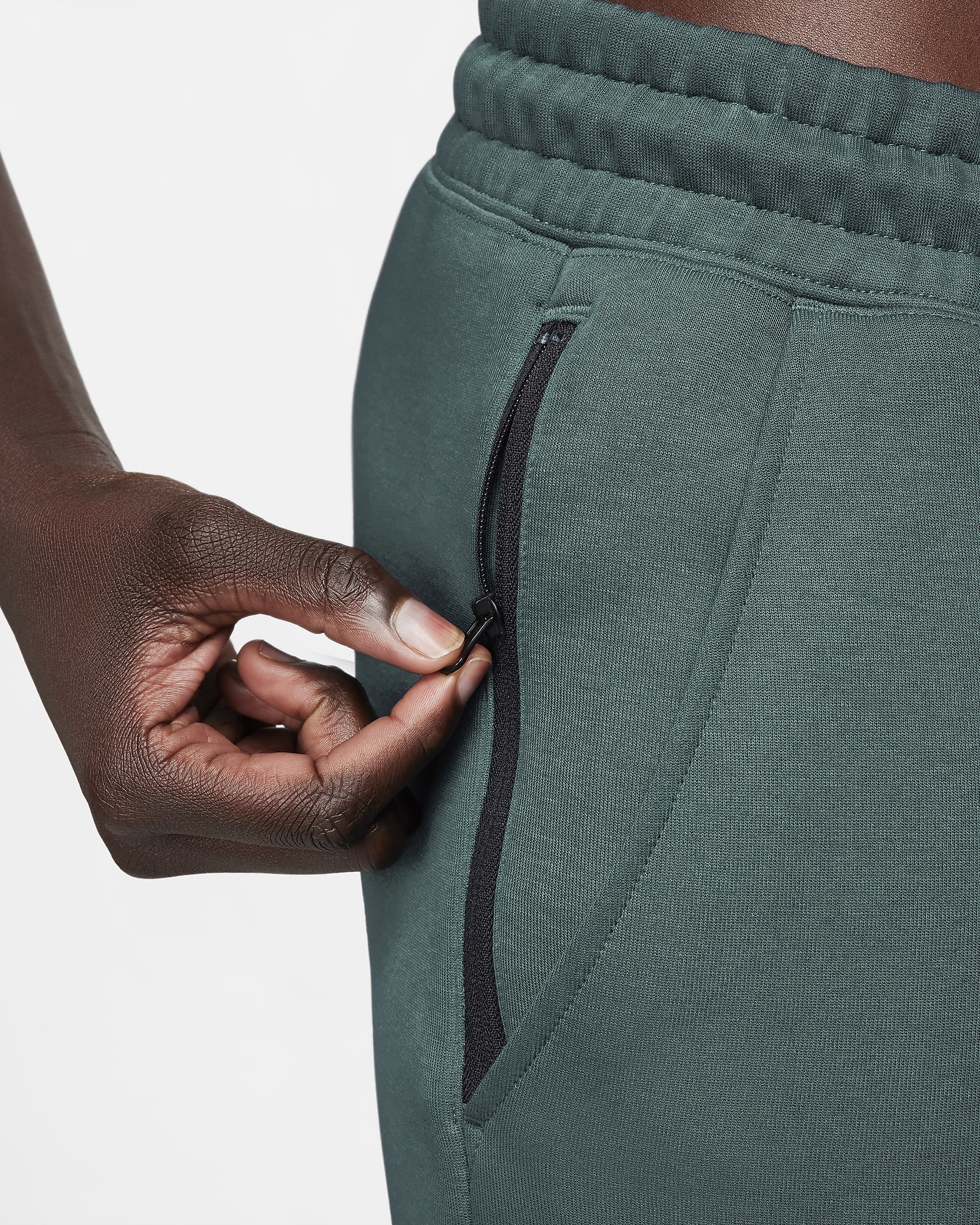 Nike Sportswear Tech Fleece joggebukse med mellomhøyt liv til dame - Deep Jungle/Svart