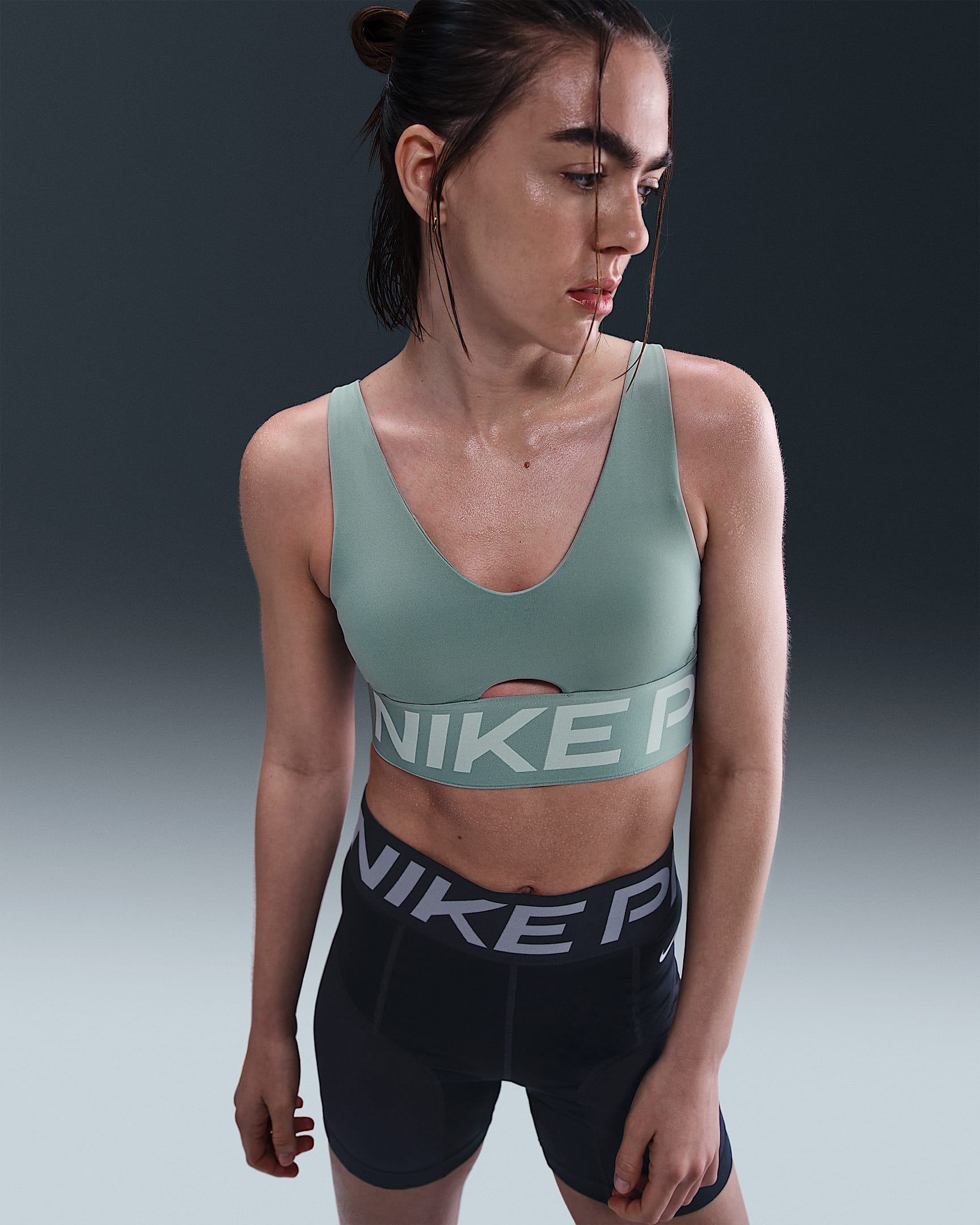 Bra deportivo de media sujeción con almohadillas para mujer Nike Pro Indy Plunge - Cañón/Jade hielo/Blanco