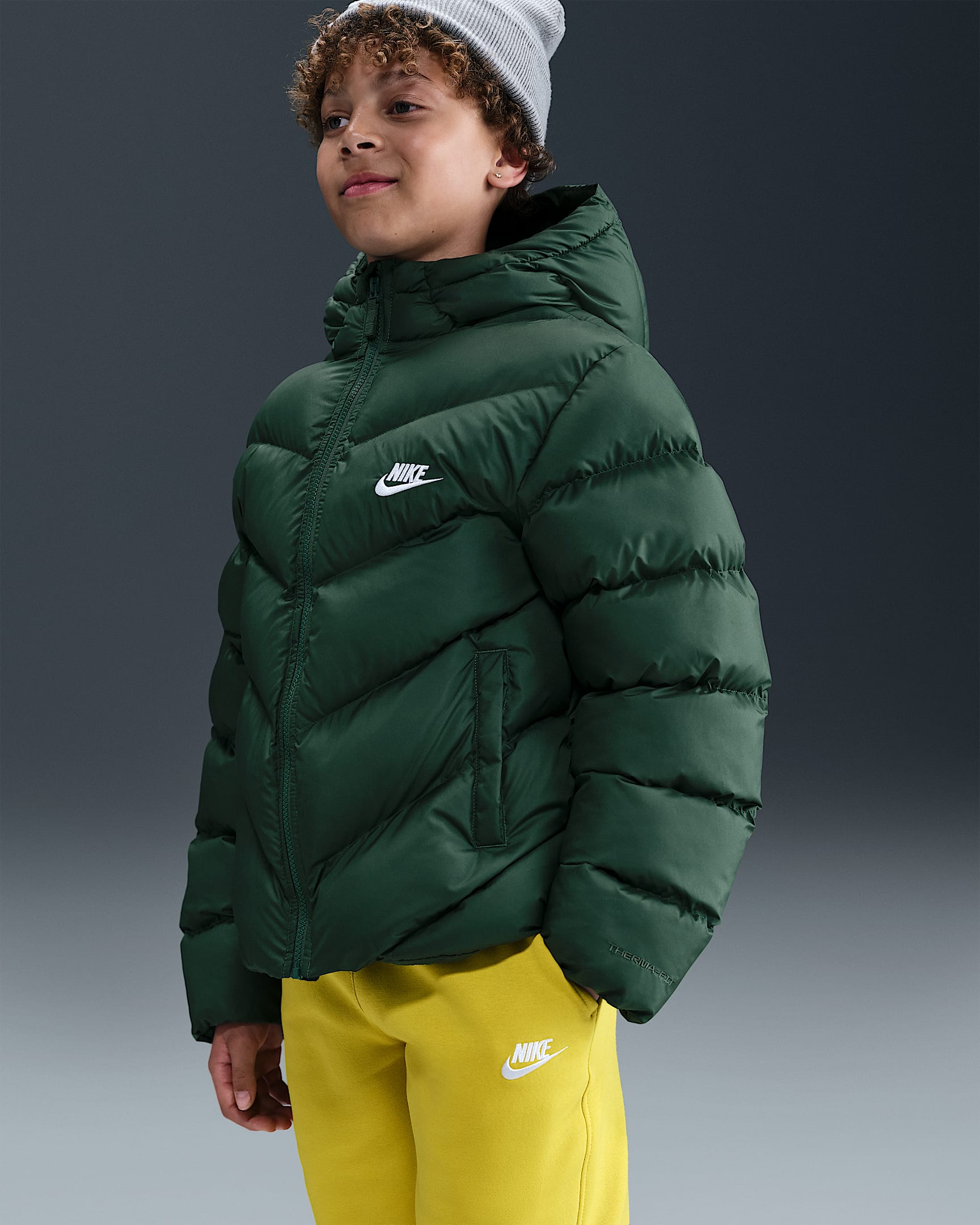 Nike Sportswear All Day Play Therma-FIT-Puffer-Jacke mit weiter Passform (ältere Kinder) - Fir/Weiß