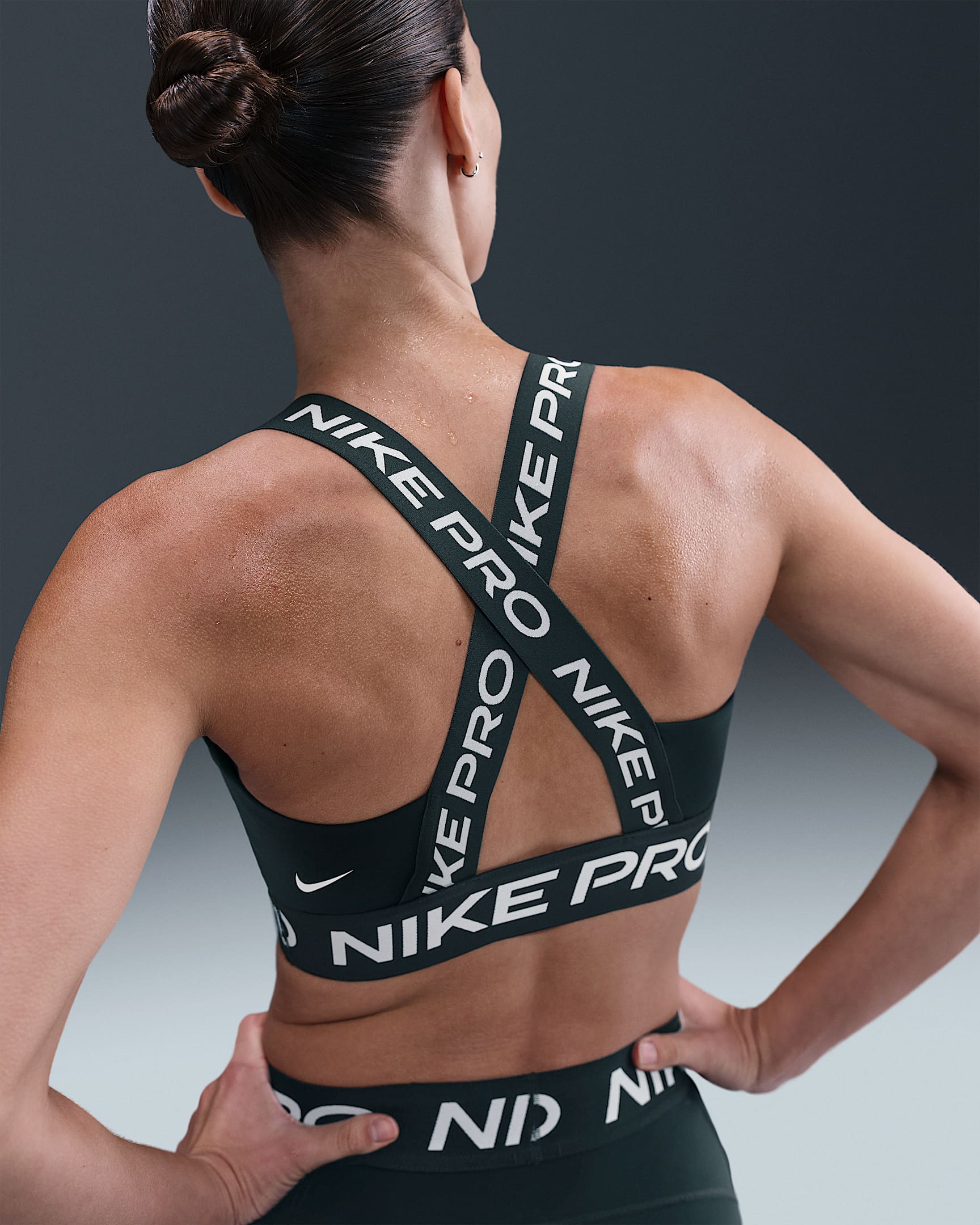 Nike Pro-sports-bh uden indlæg og med let støtte til kvinder - Seaweed/Seaweed/hvid