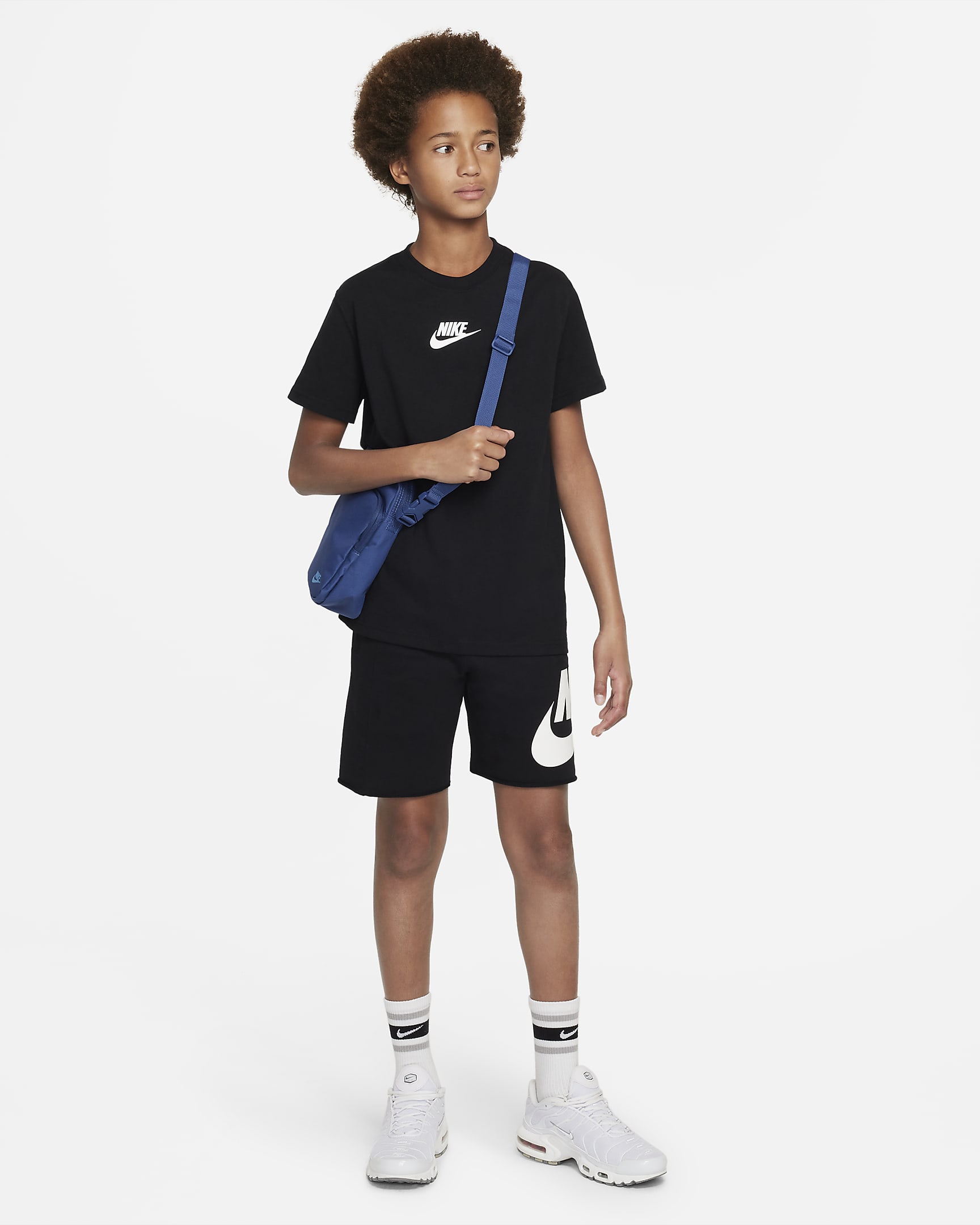 Playera para niños talla grande Nike Sportswear Premium Essentials ...