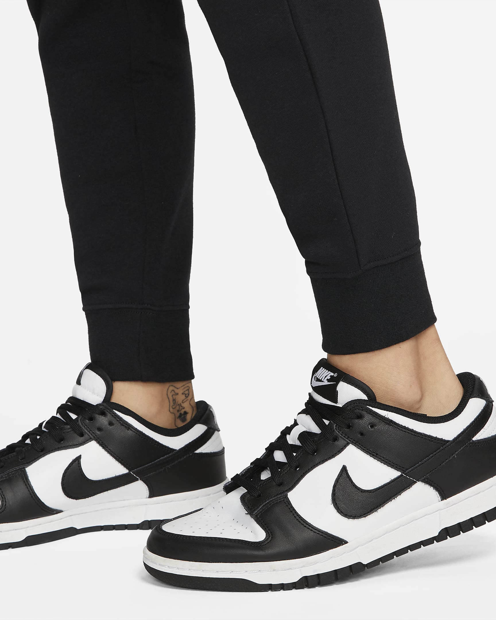 Joggers slim de tiro medio para mujer Nike Sportswear Club Fleece - Negro/Blanco