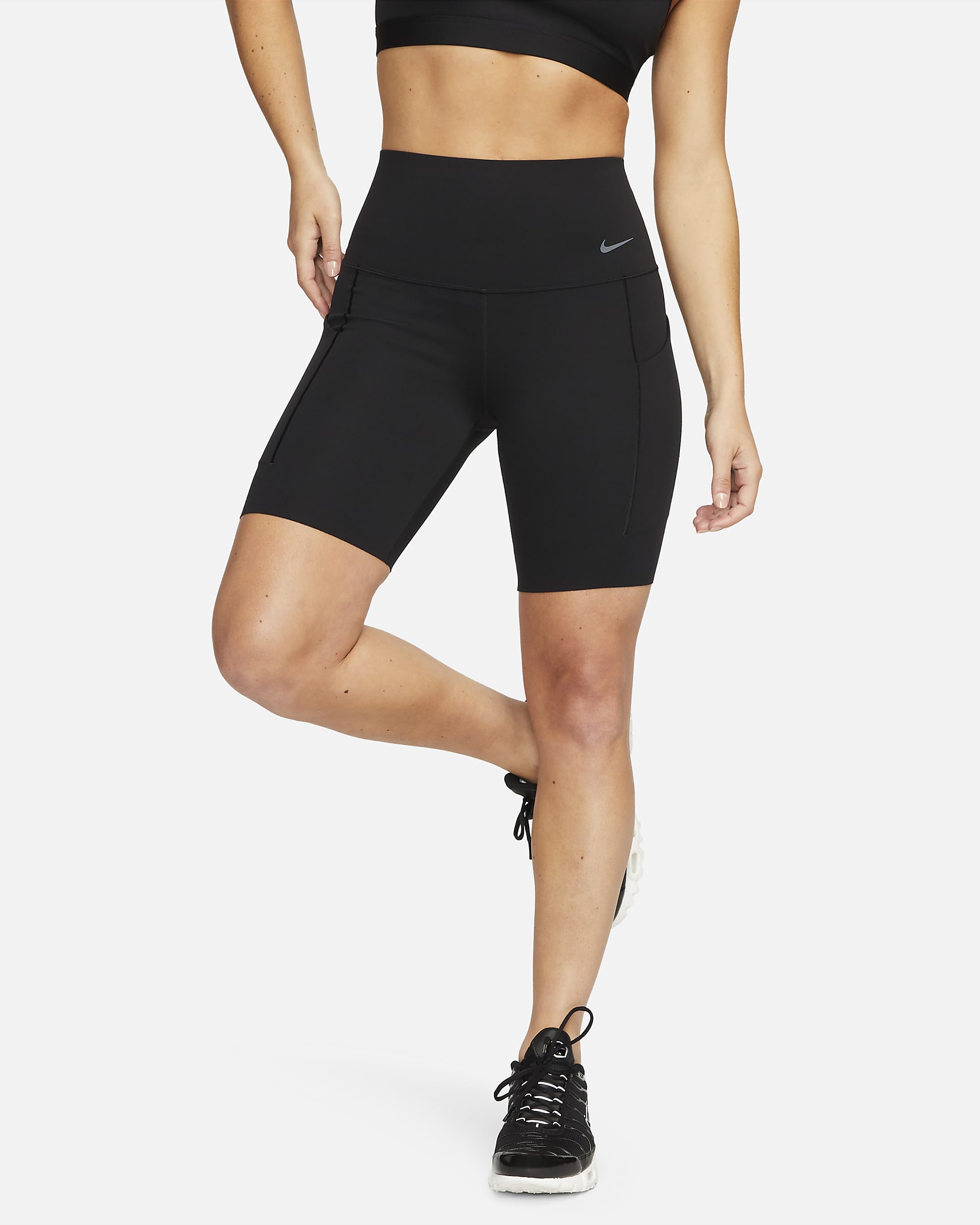 Shorts de ciclismo con bolsillos de 20 cm de tiro alto y media sujeción para mujer Nike Universa - Negro/Negro