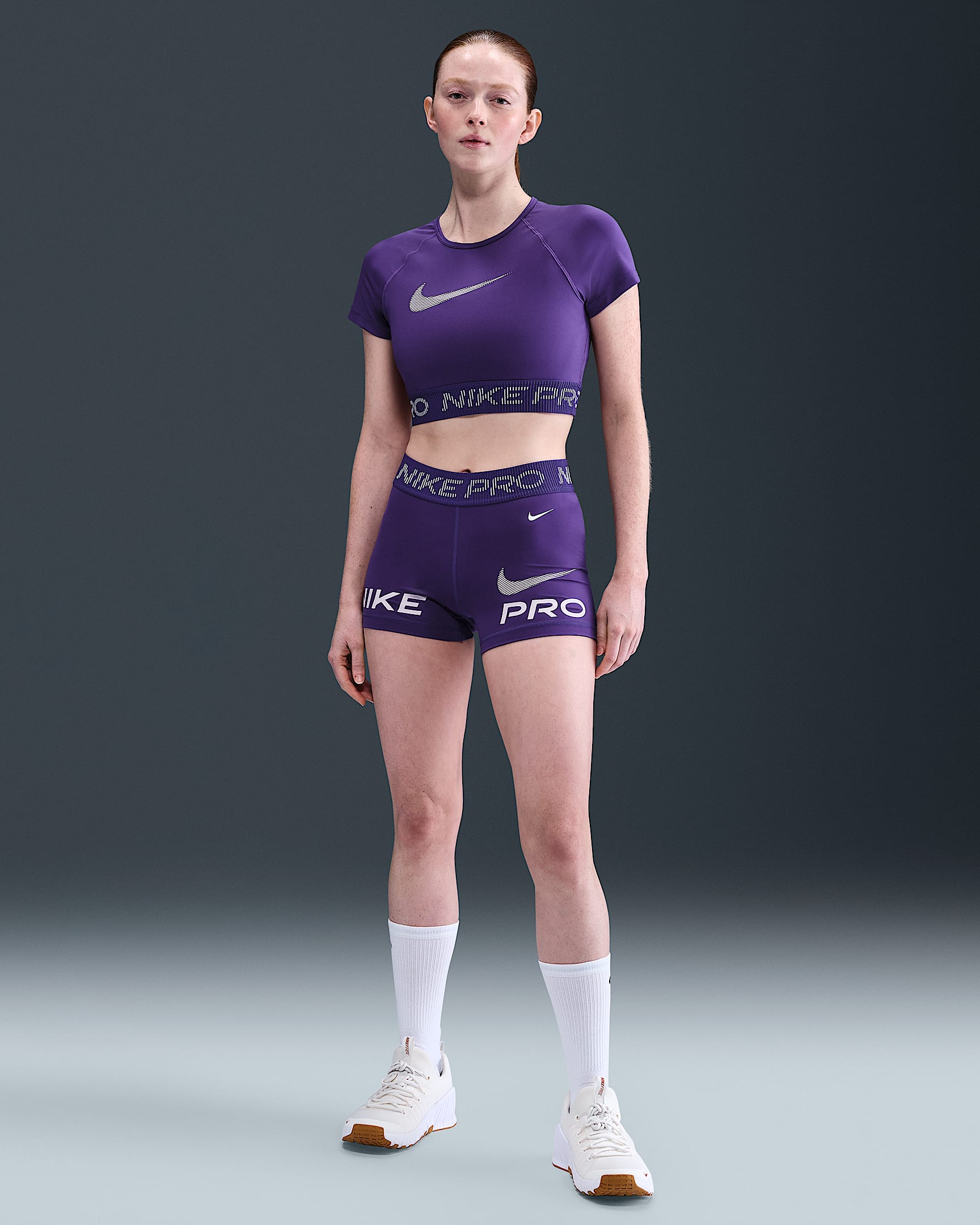Nike Pro Grafik Bike-Shorts mit mittelhohem Bund (Damen, ca. 7,5 cm) - Court Purple/Doll/Weiß