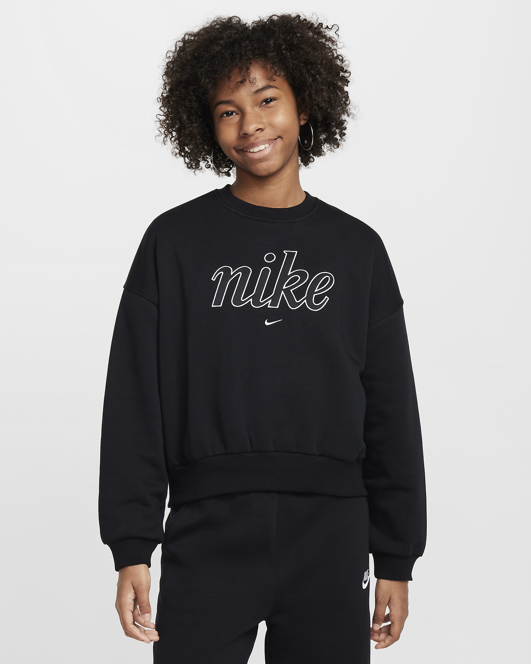 Nike Sportswear Club Fleece-Sweatshirt mit Rundhalsausschnitt für Mädchen mit kastiger Passform - Schwarz/Weiß