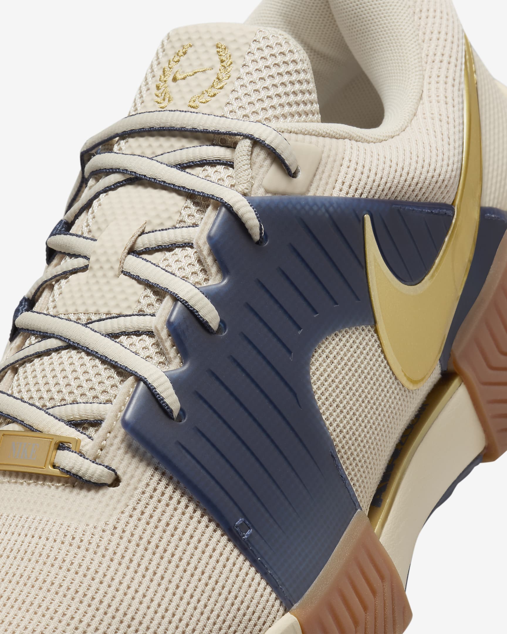 Chaussure de tennis pour terre battue Nike GP Challenge 1 Premium pour homme - Sanddrift/Thunder Blue/Gum Medium Brown/Metallic Gold