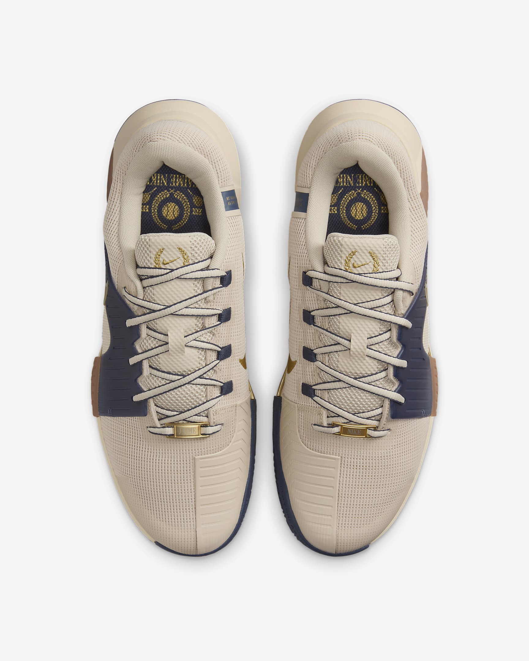 Nike GP Challenge 1 Premium Herren-Tennisschuh für Clay Courts - Sanddrift/Thunder Blue/Gum Medium Brown/Metallic Gold