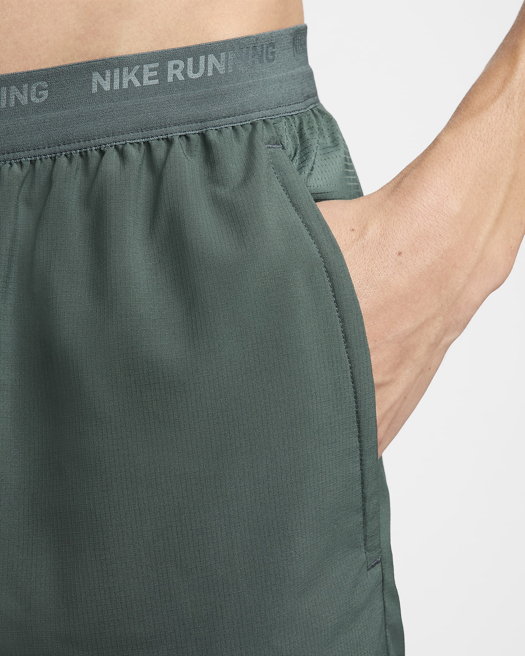 Shorts de correr Dri-FIT de 13 cm con forro de ropa interior para hombre Nike Stride - Verde vintage/Negro