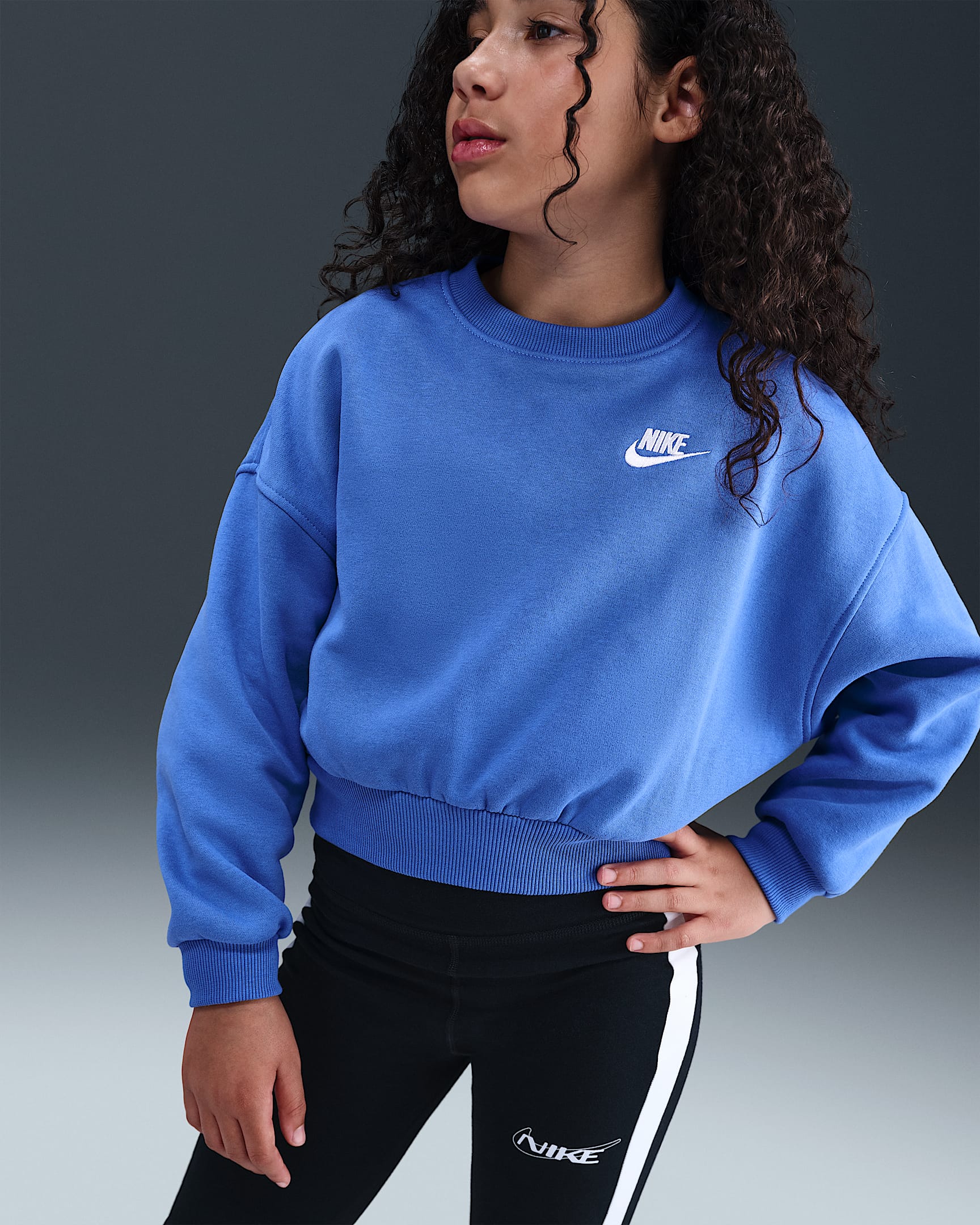 Nike Sportswear Club Fleece-Sweatshirt mit Rundhalsausschnitt und kastiger Passform (Mädchen) - Comet Blue/Comet Blue/Weiß