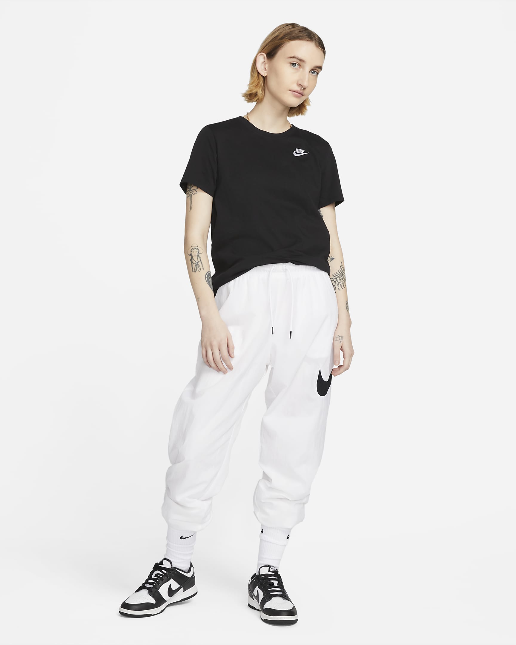 Tee-shirt Nike Sportswear Club Essentials pour femme - Noir/Blanc