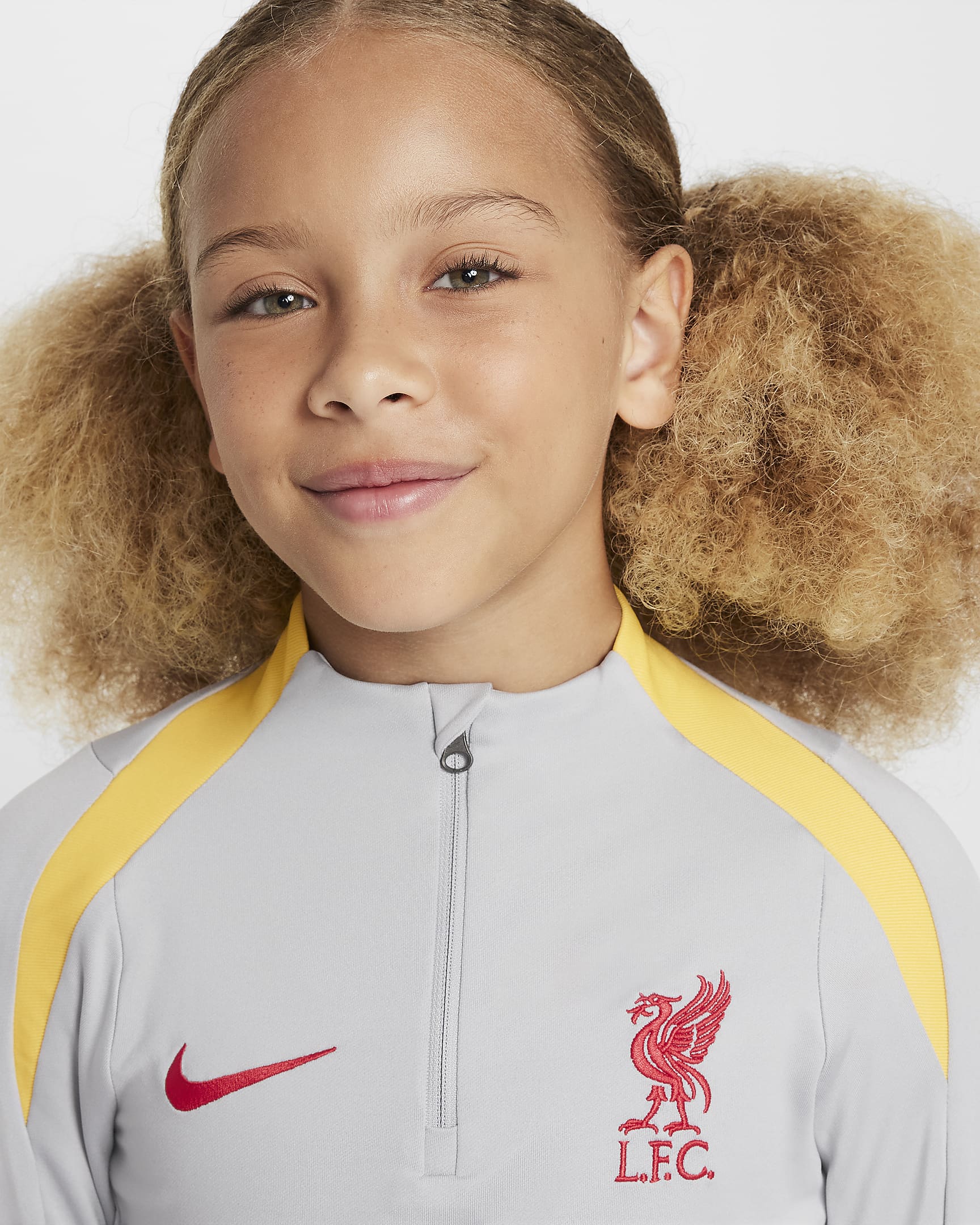 FC Liverpool Strike Third Nike Dri-FIT Fußball-Drill-Oberteil für ältere Kinder - Light Smoke Grey/Chrome Yellow/Global Red