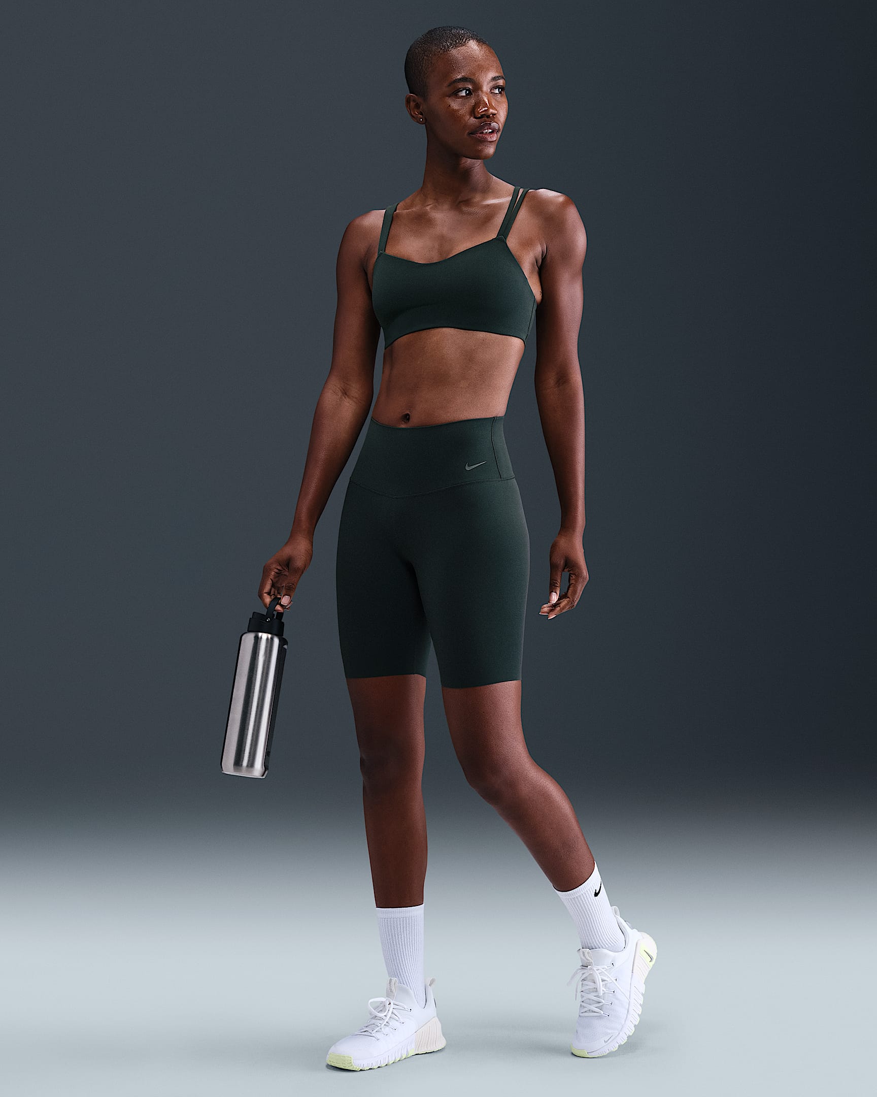 Nike Zenvy Bike Shorts mit hohem Taillenbund (Damen, ca. 20,5 cm) - Seaweed/Schwarz