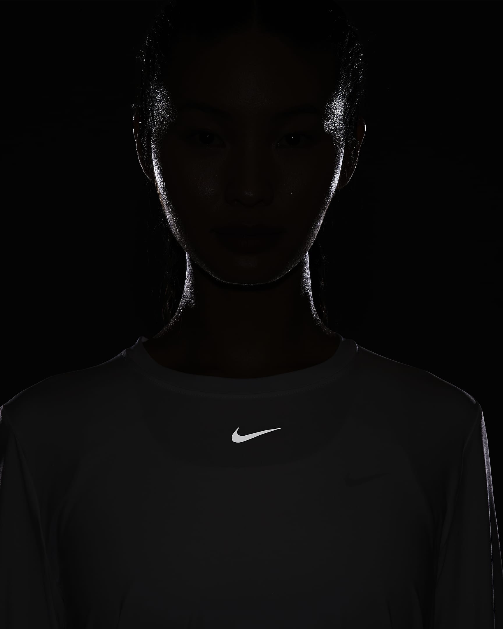 เสื้อแขนยาวผู้หญิง Dri-FIT Nike One Classic - ขาว/ดำ