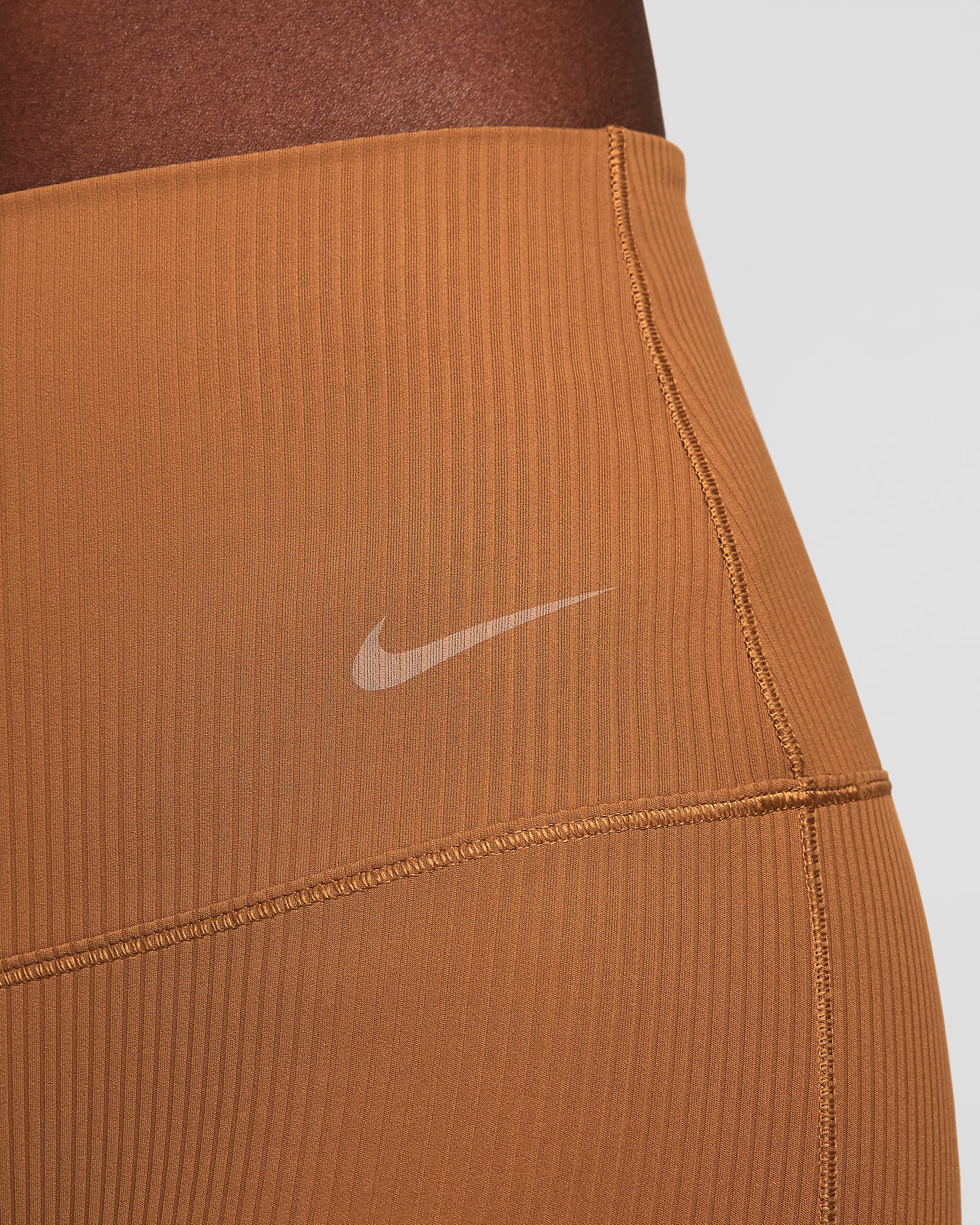 Nike Zenvy Rib enyhe tartást adó, magas derekú, teljes hosszúságú, kiszélesedő szárú női leggings - Light British Tan/Fekete