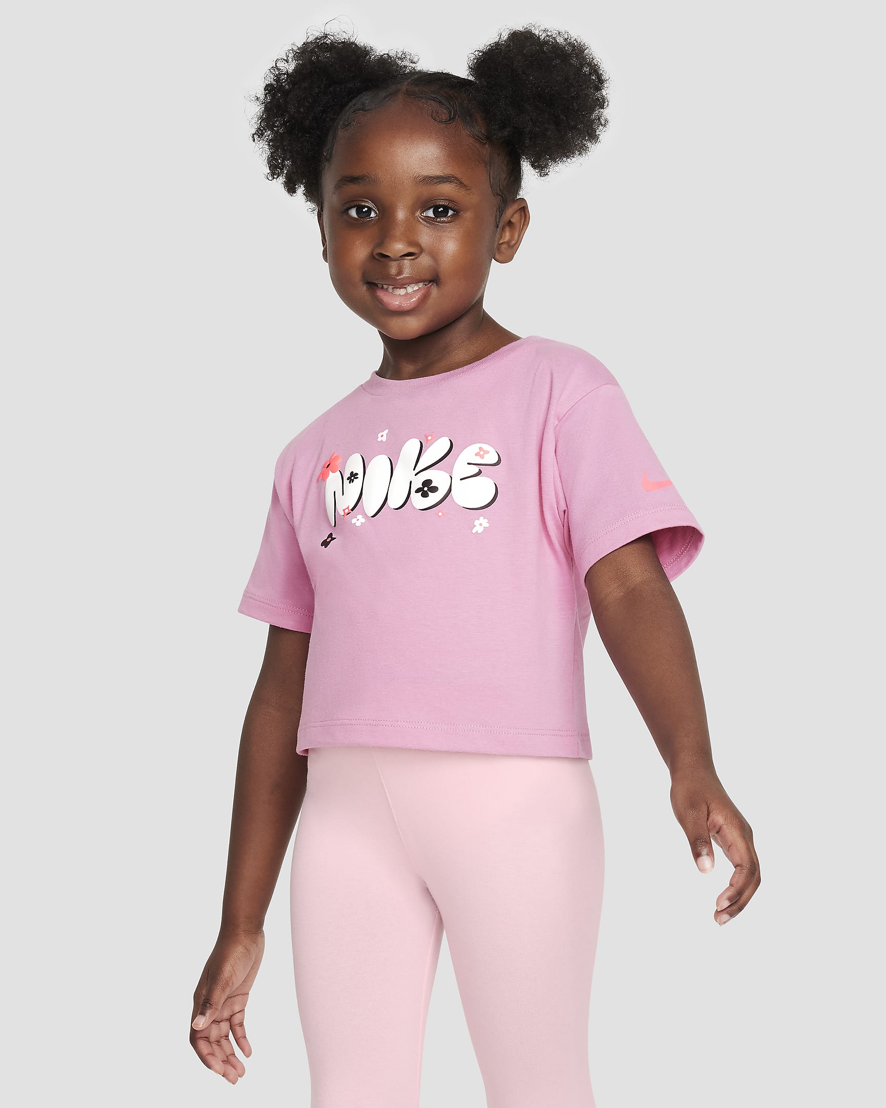 Playera con gráfico infantil Izzy Nike - Flamenco mágico