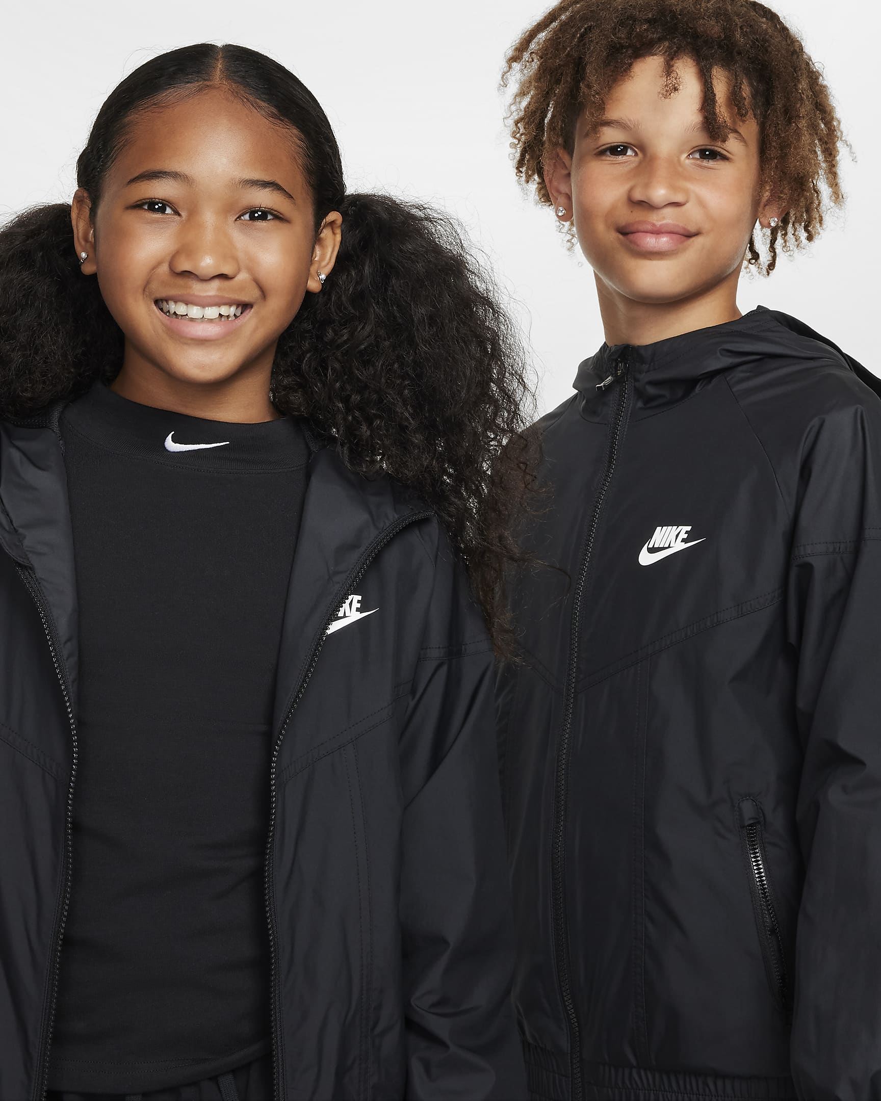 Nike Sportswear Windrunner kapucnis vízlepergető kabát nagyobb gyerekeknek - Fekete/Fekete/Fekete/Fehér