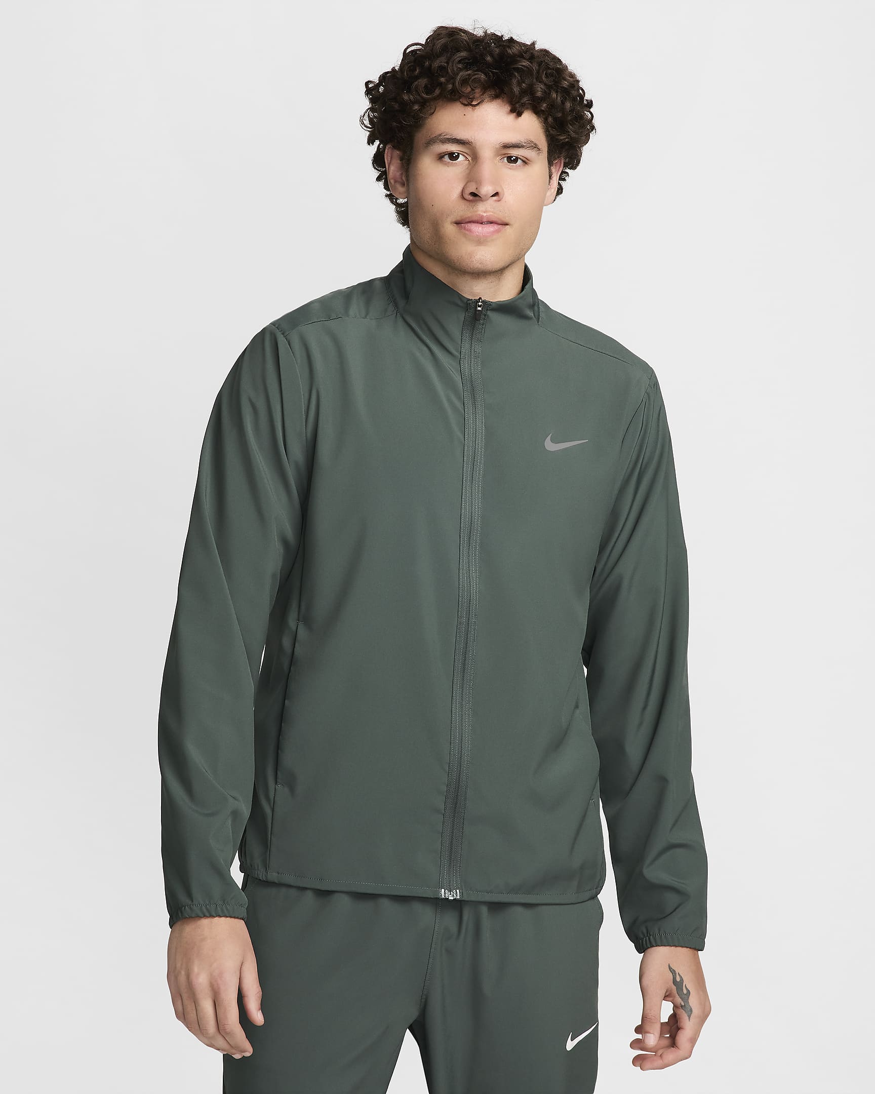 Chamarra versátil Dri-FIT para hombre Nike Form - Verde vintage