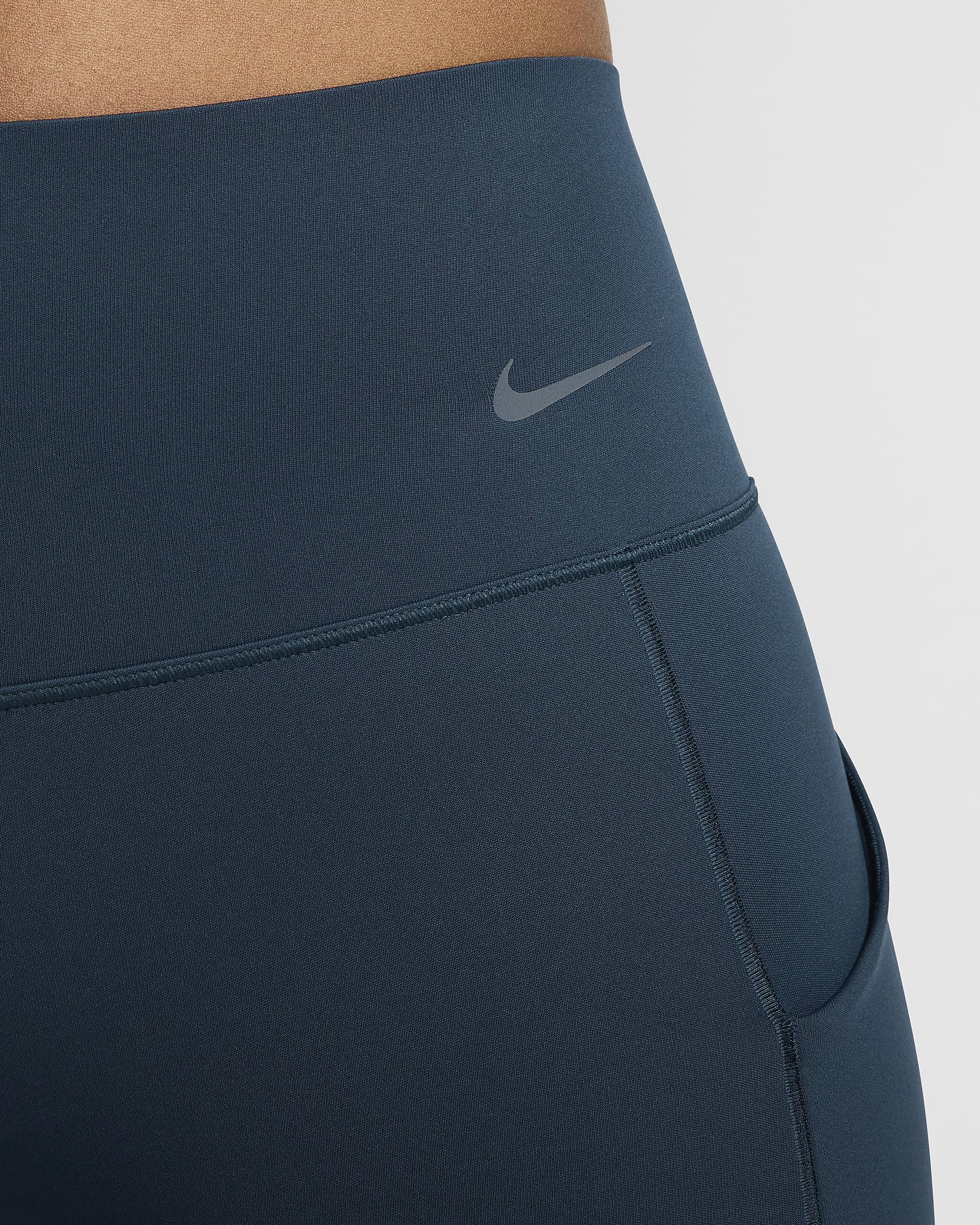 Nike Universa közepes tartást adó, középmagas derekú, teljes hosszúságú női leggings zsebekkel - Armory Navy/Fekete