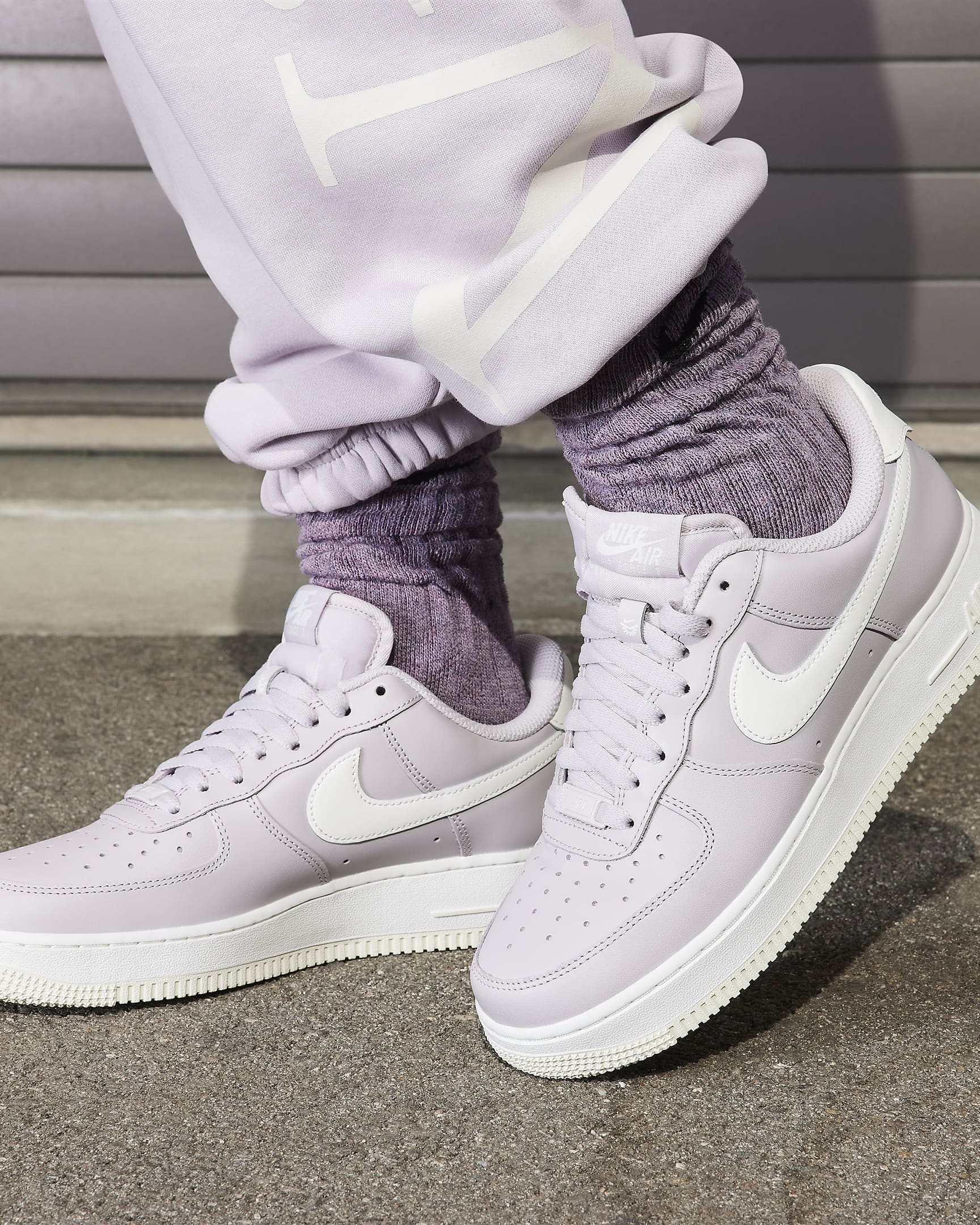 Tenis para mujer Nike Air Force 1 '07 EasyOn - Violeta platino/Leche de coco/Volt/Vela