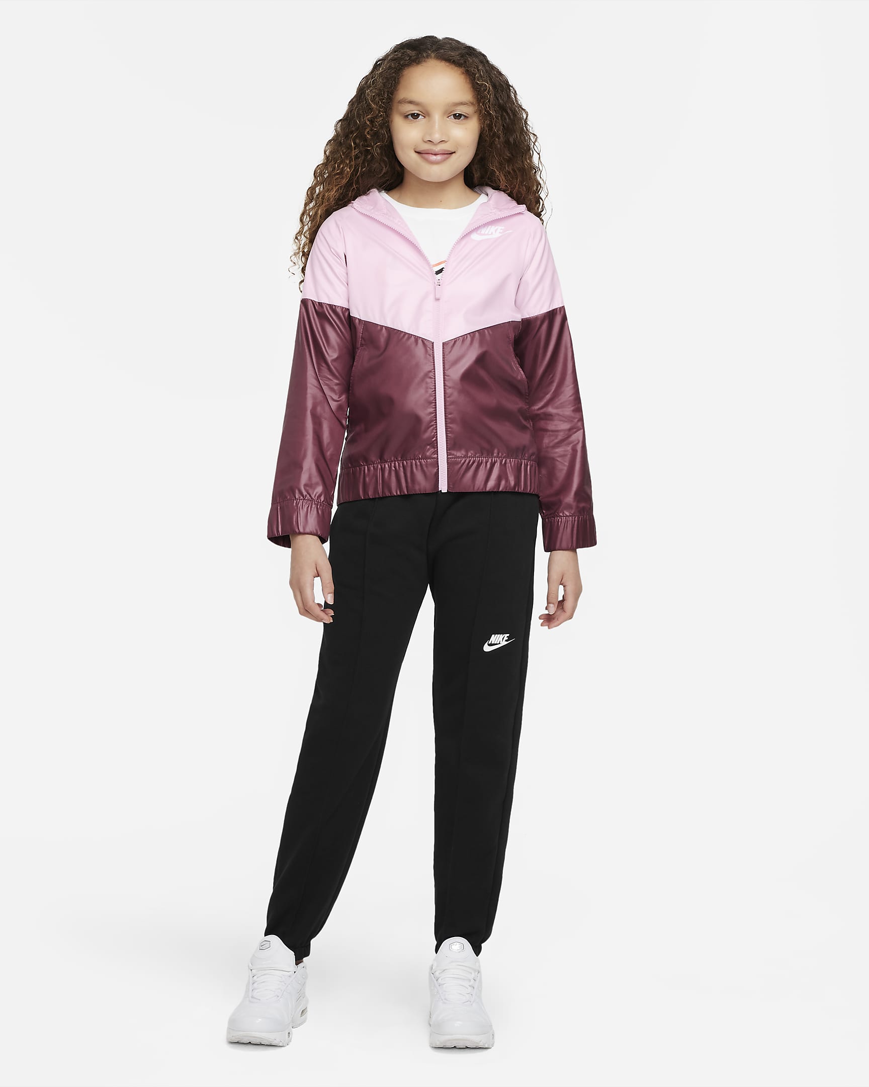 Chamarra para niñas talla grande Nike Sportswear Windrunner.