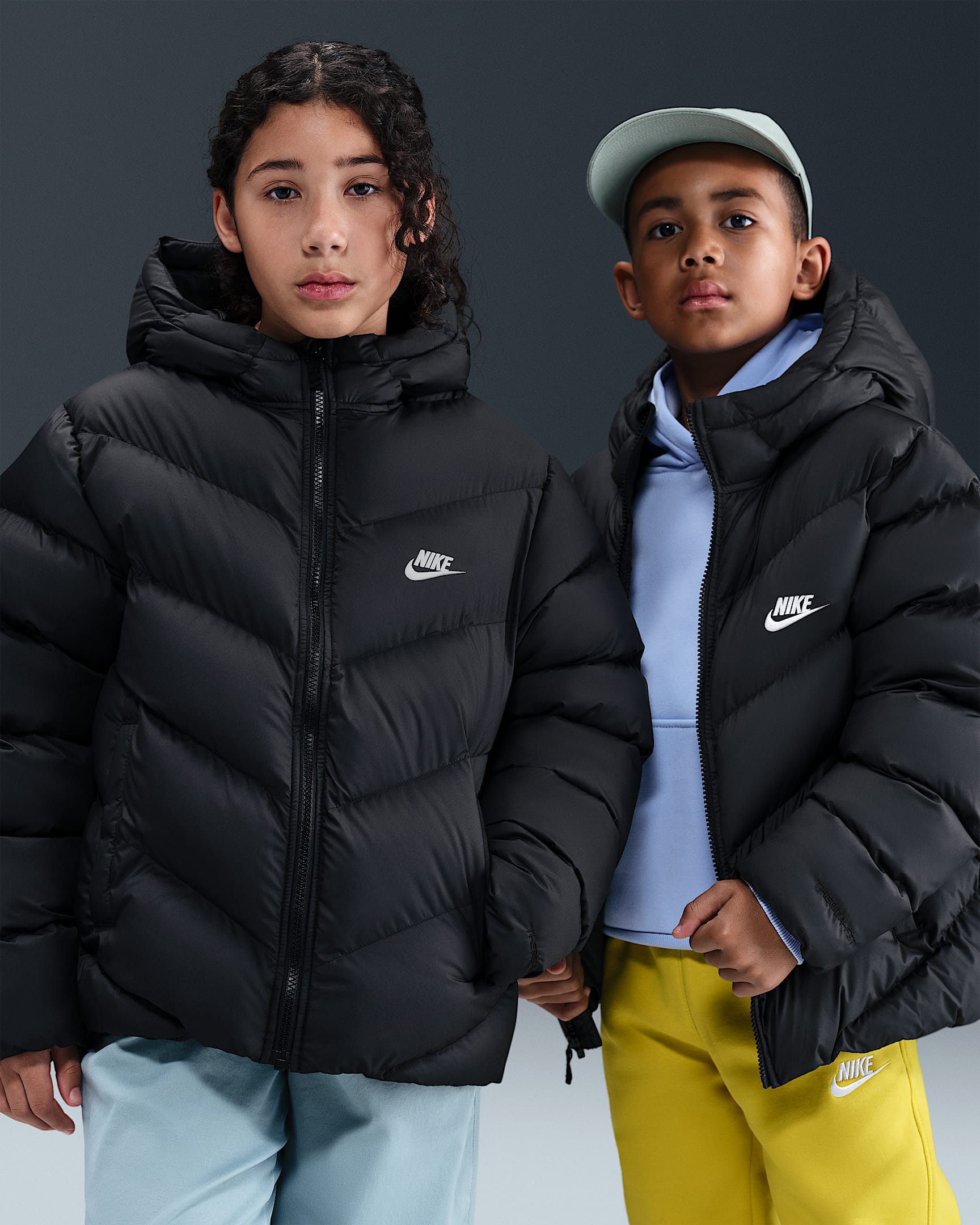 Nike Sportswear All Day Play Older Kids' Therma-FIT Loose-Fit Puffer Jacket - Black/White