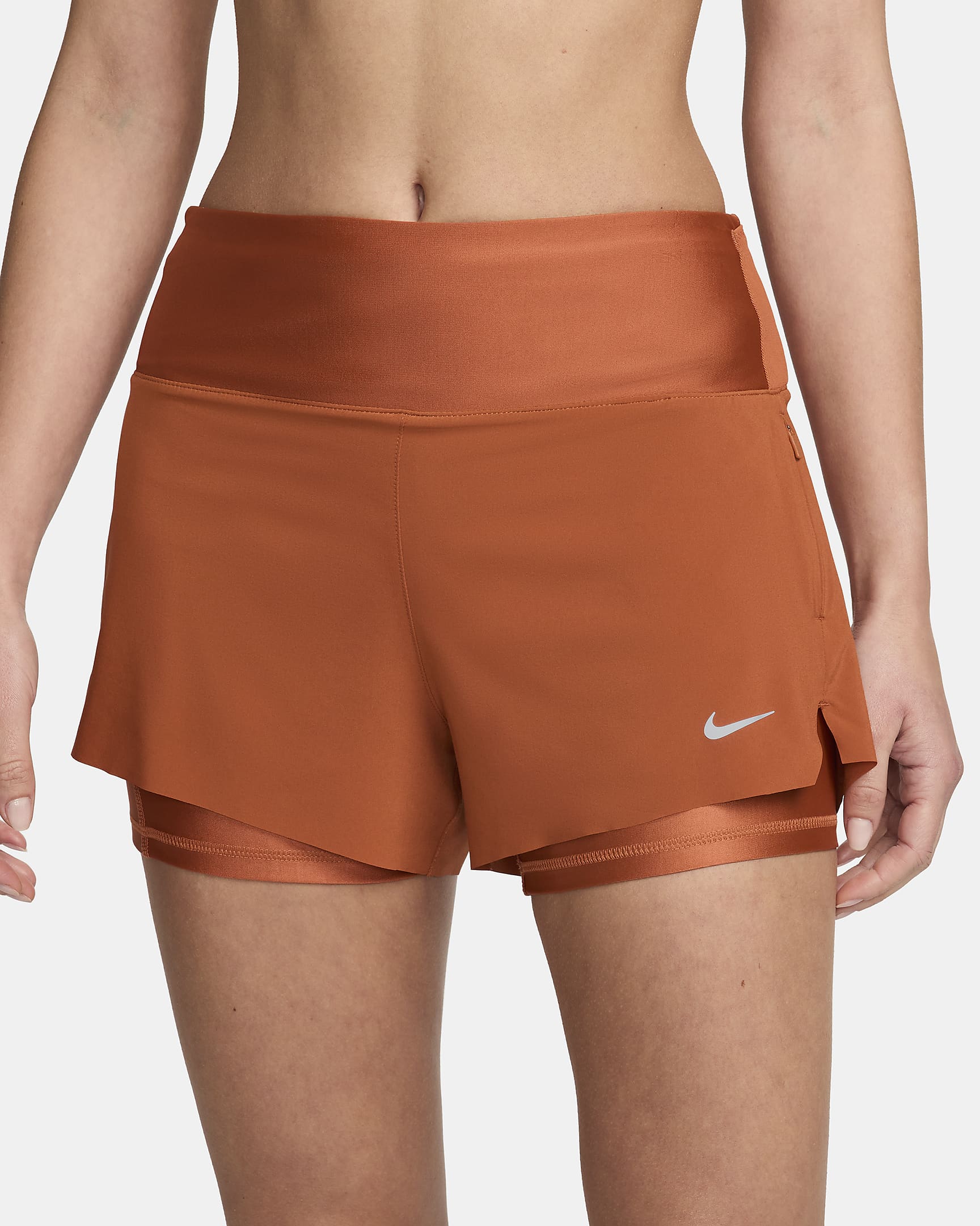 Short de running 2-en-1 avec poches taille mi-basse 8 cm Nike Dri-FIT Swift pour femme - Burnt Sunrise