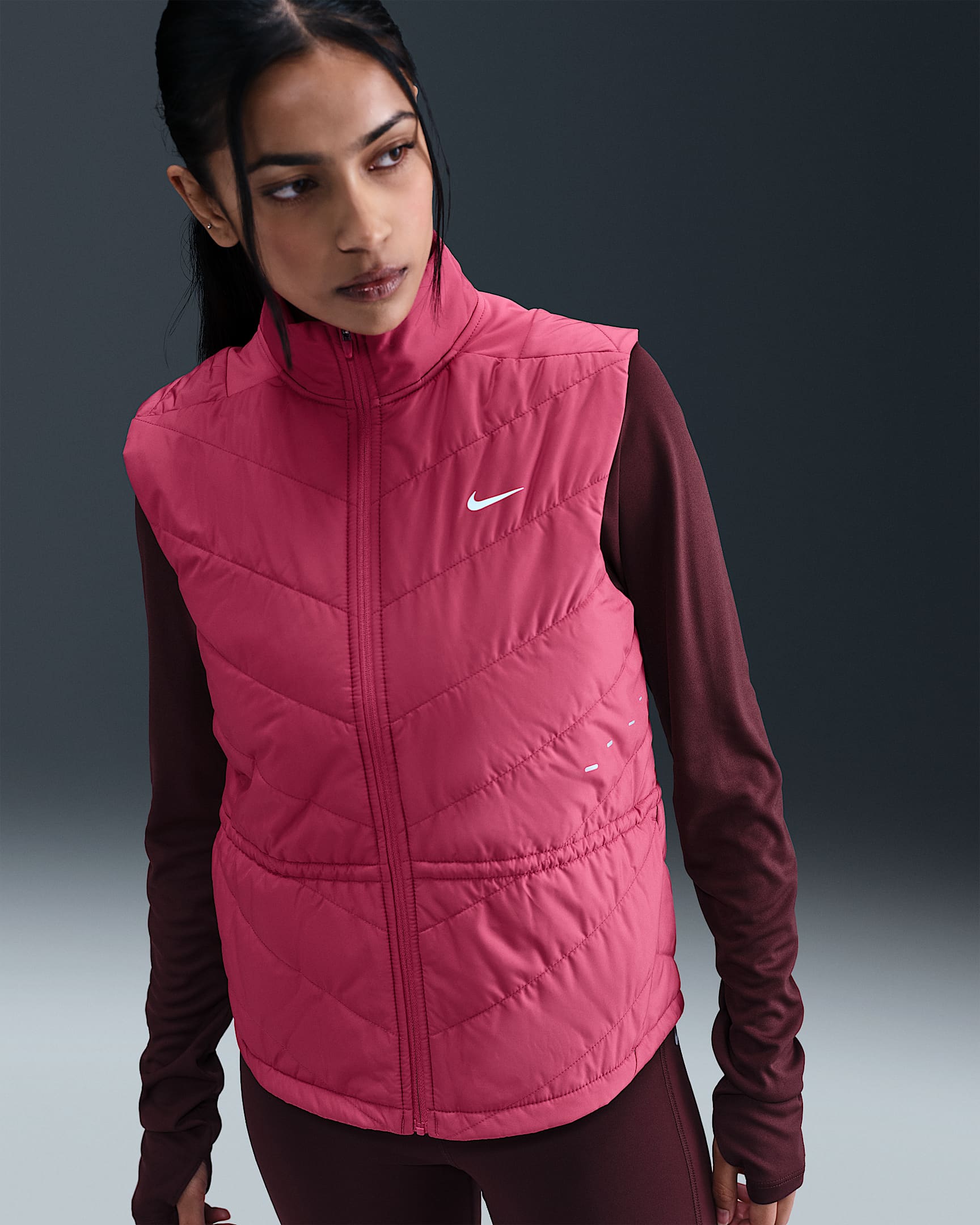 Γυναικείο αμάνικο μπουφάν Therma-FIT για τρέξιμο Nike Swift - Sweet Beet