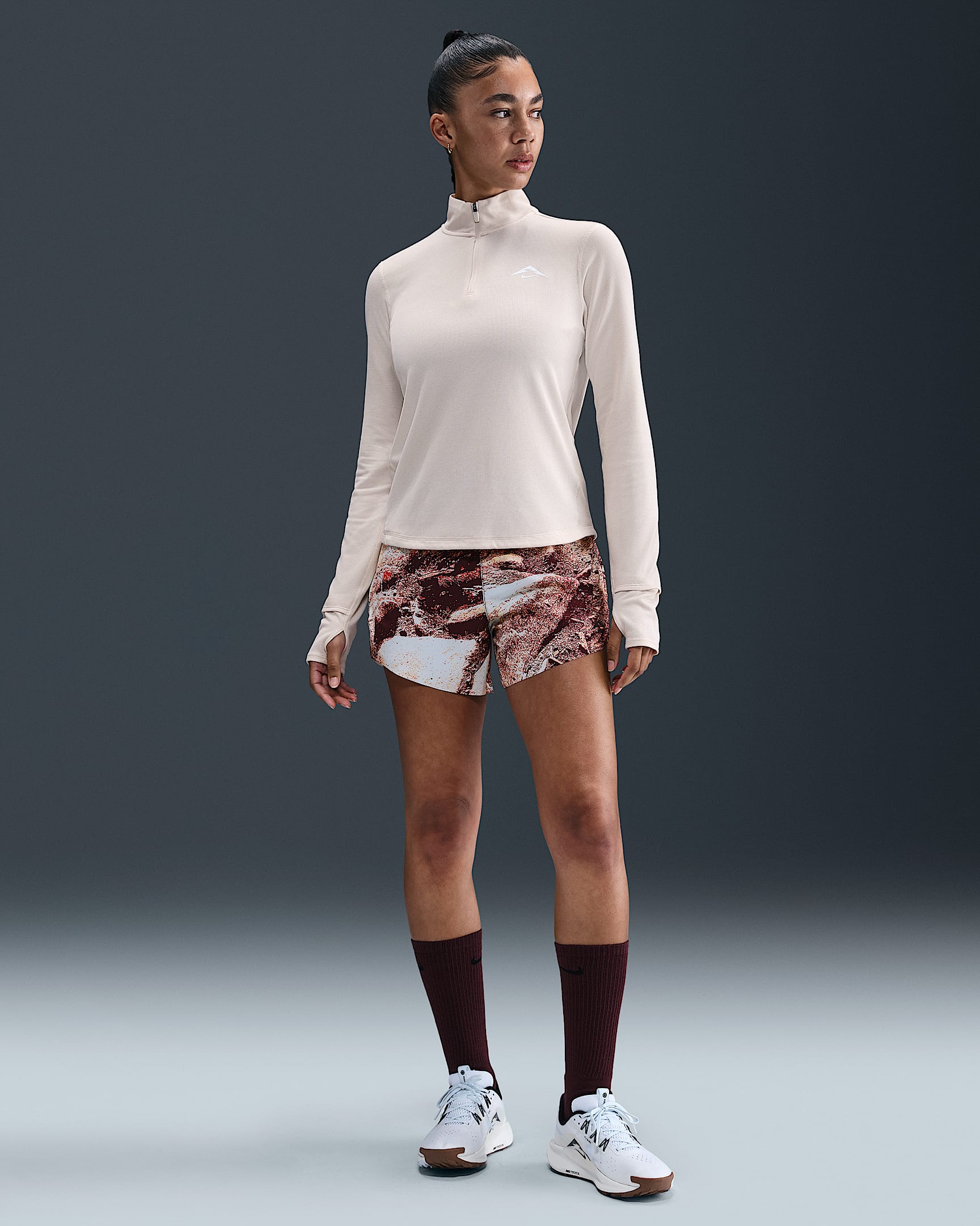 Nike Trail Pantalons curts de running de tir mitjà amb eslip integrat Dri-FIT de 10 cm - Dona - Burgundy Crush/Negre