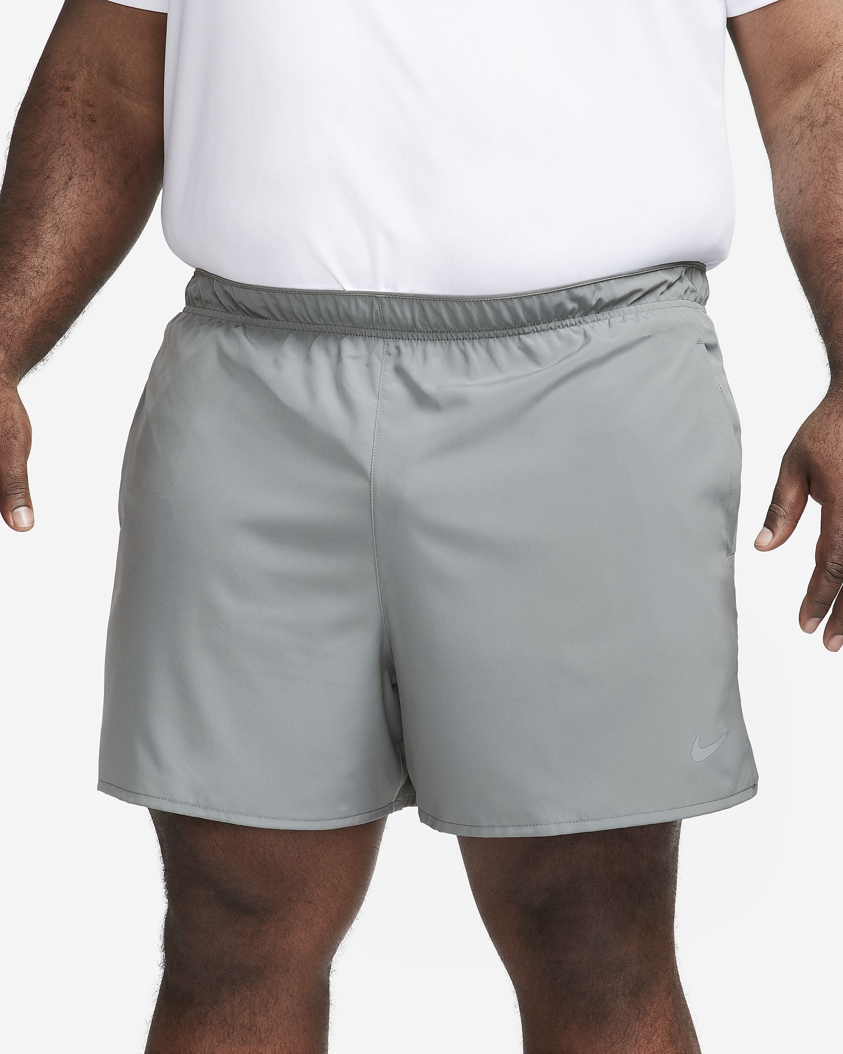 Shorts de correr Dri-FIT de 13 cm con forro de ropa interior para hombre Nike Challenger - Gris humo/Gris humo/Negro