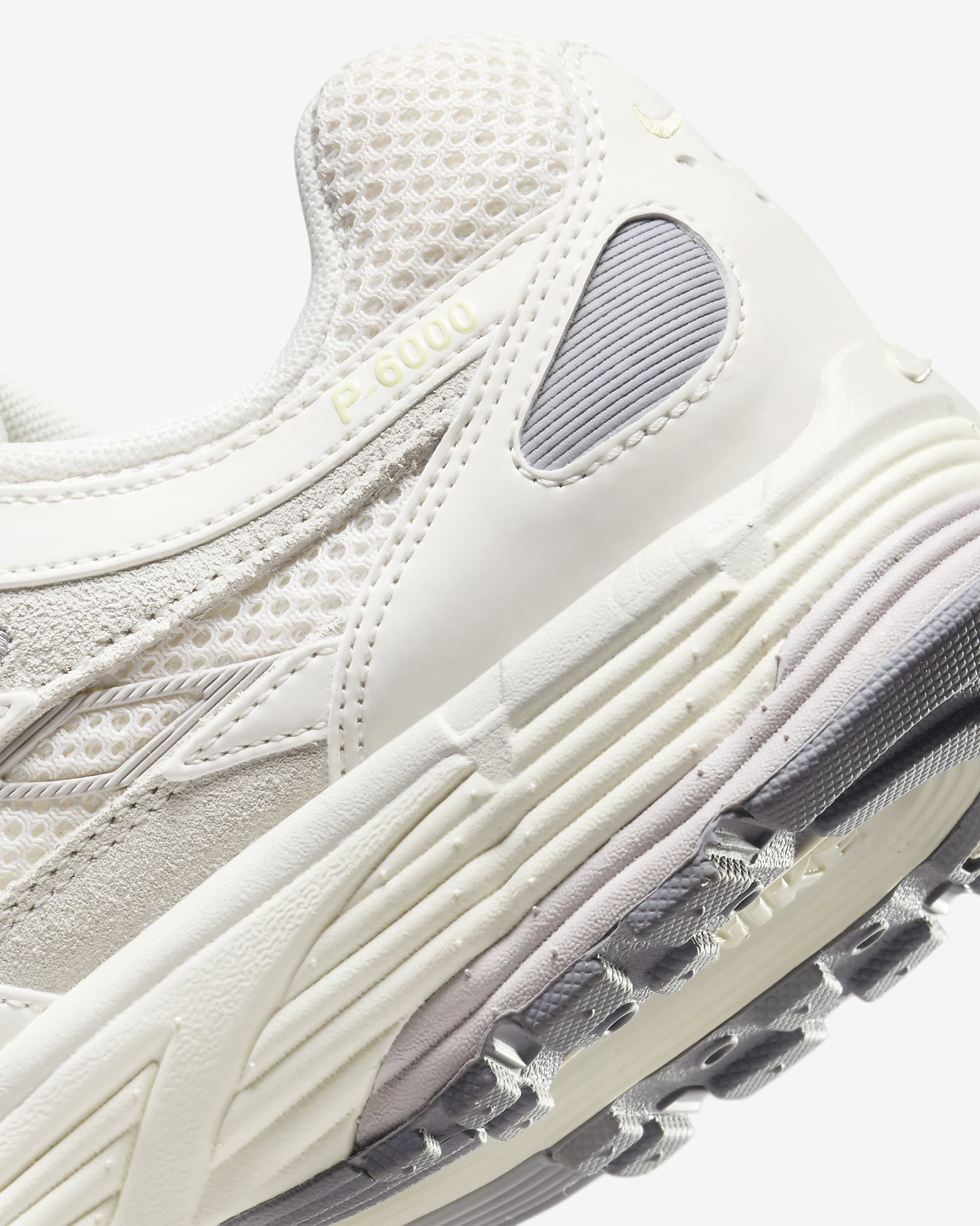 Sapatilhas Nike P-6000 Premium - Light Bone/Cinzento Cement/Violeta Platinum/Violeta Platinum