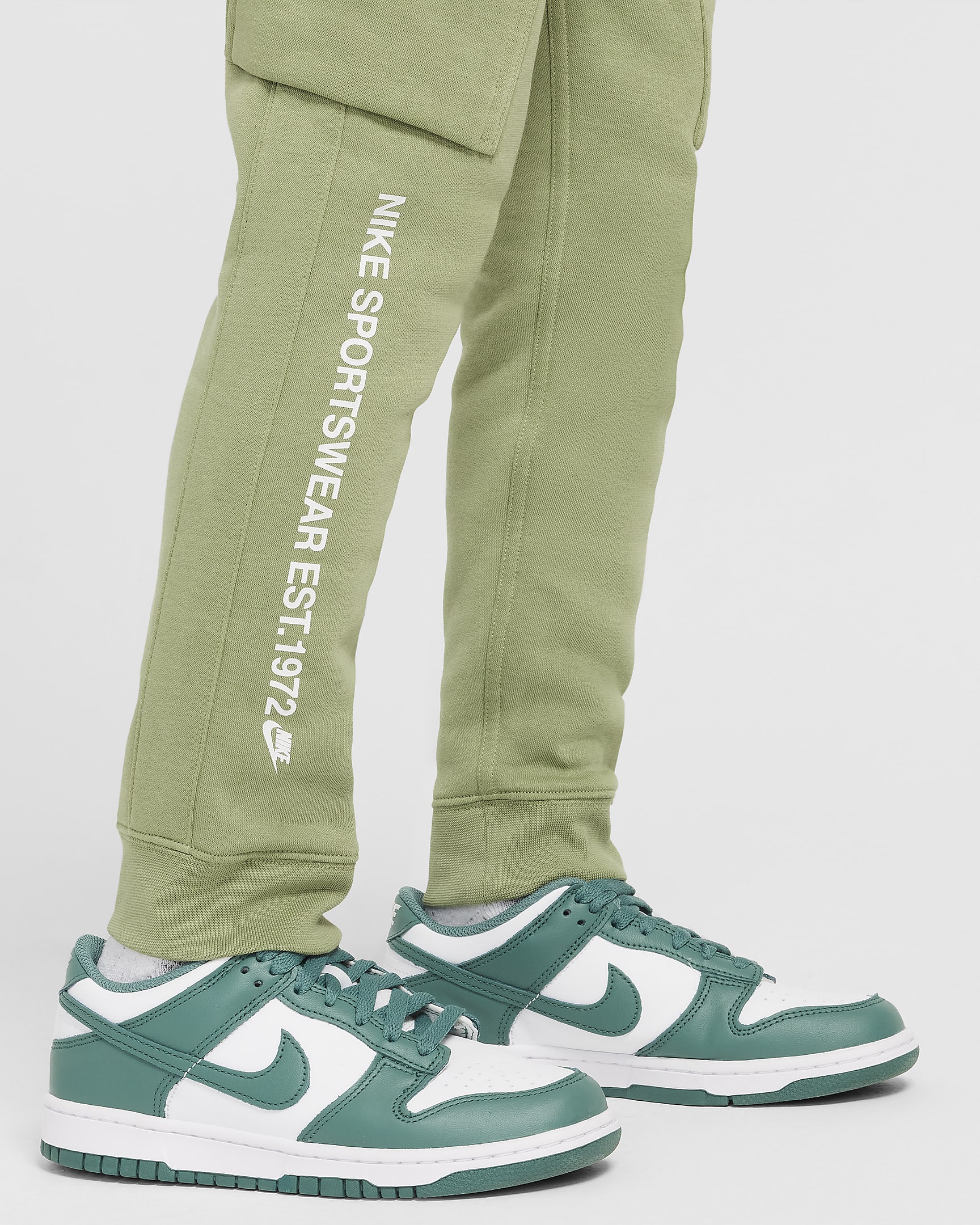 Cargo παντελόνι Nike Sportswear Standard Issue για μεγάλα αγόρια - Oil Green