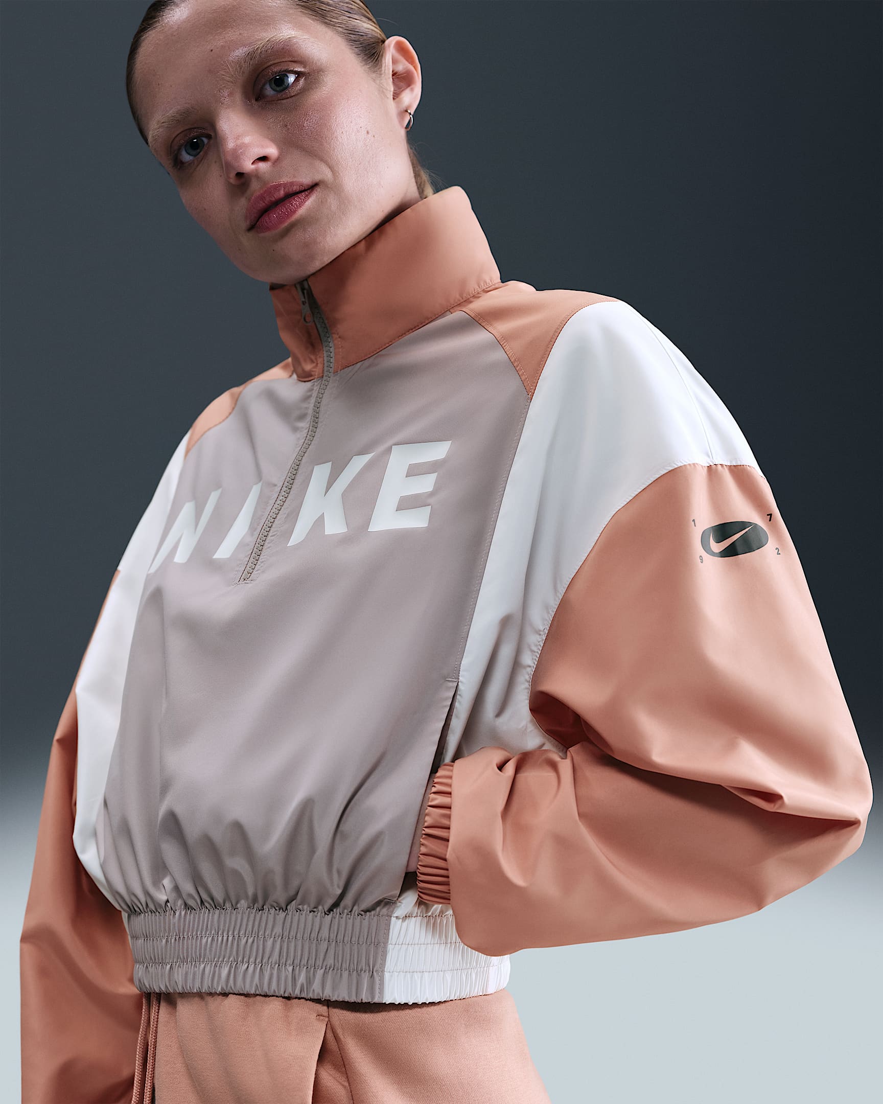 Veste tissée légère à 1/4 de zip Nike Sportswear pour femme - College Grey/Rose Gold/Sail