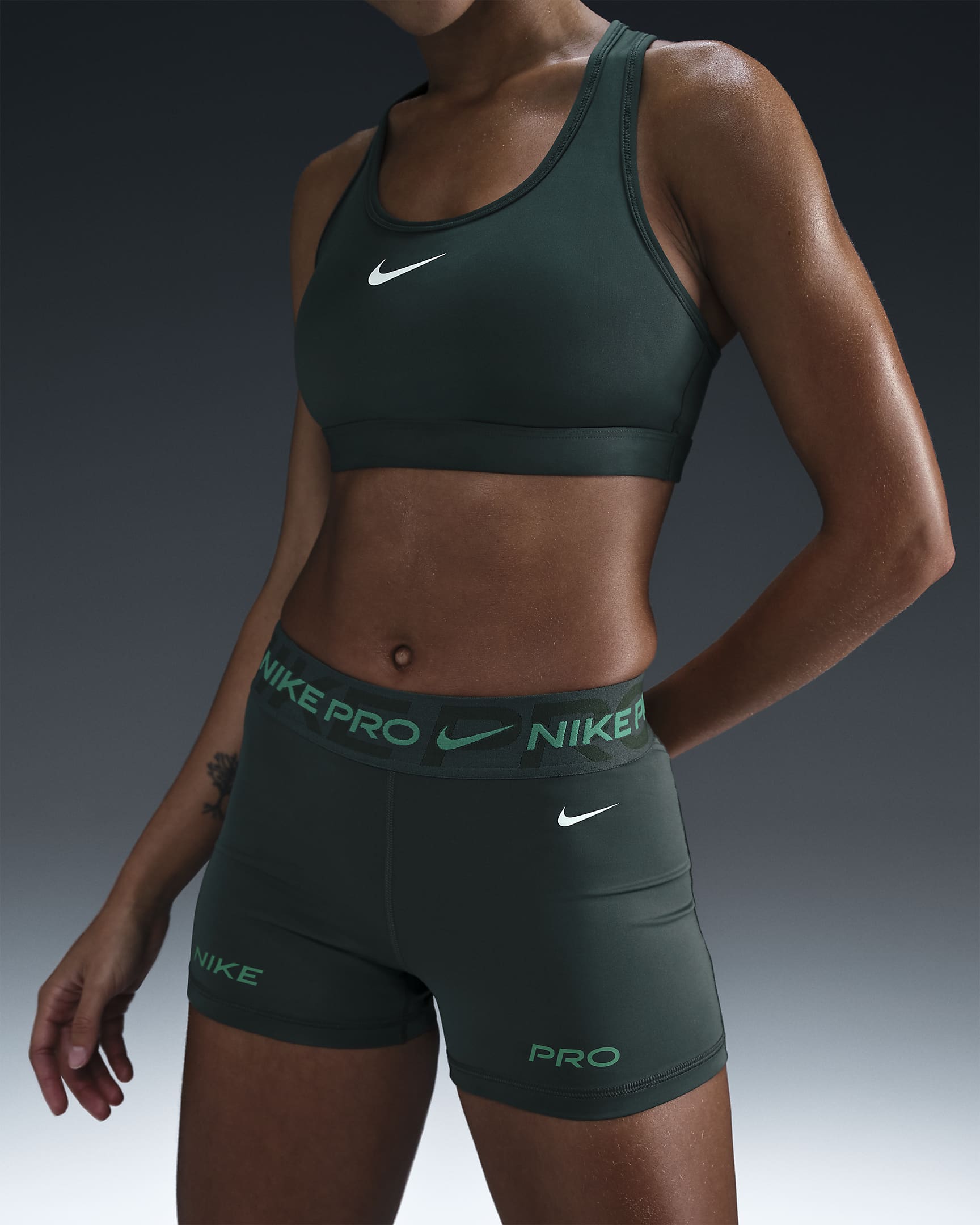 Nike Pro Grafik Bike Shorts (ca. 7,5 cm) mit halbhohem Bund für Damen - Vintage Green/Fir/Stadium Green/Weiß