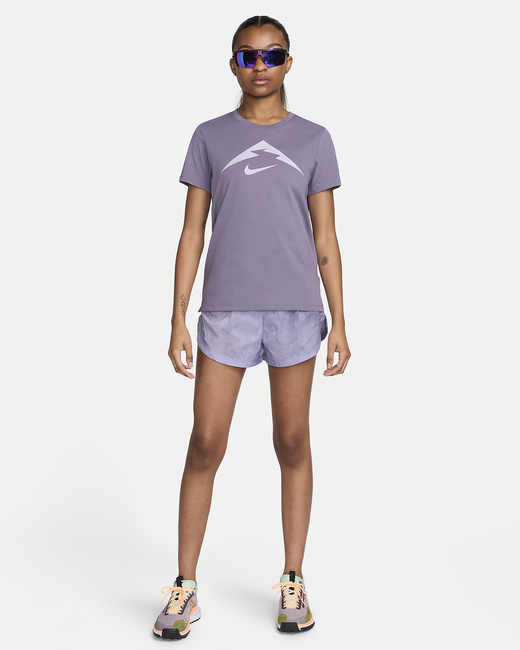 Shorts de correr Repel de tiro medio de 8 cm con forro de ropa interior para mujer Nike Trail - Flor de lila/Morado cancha/Morado cancha