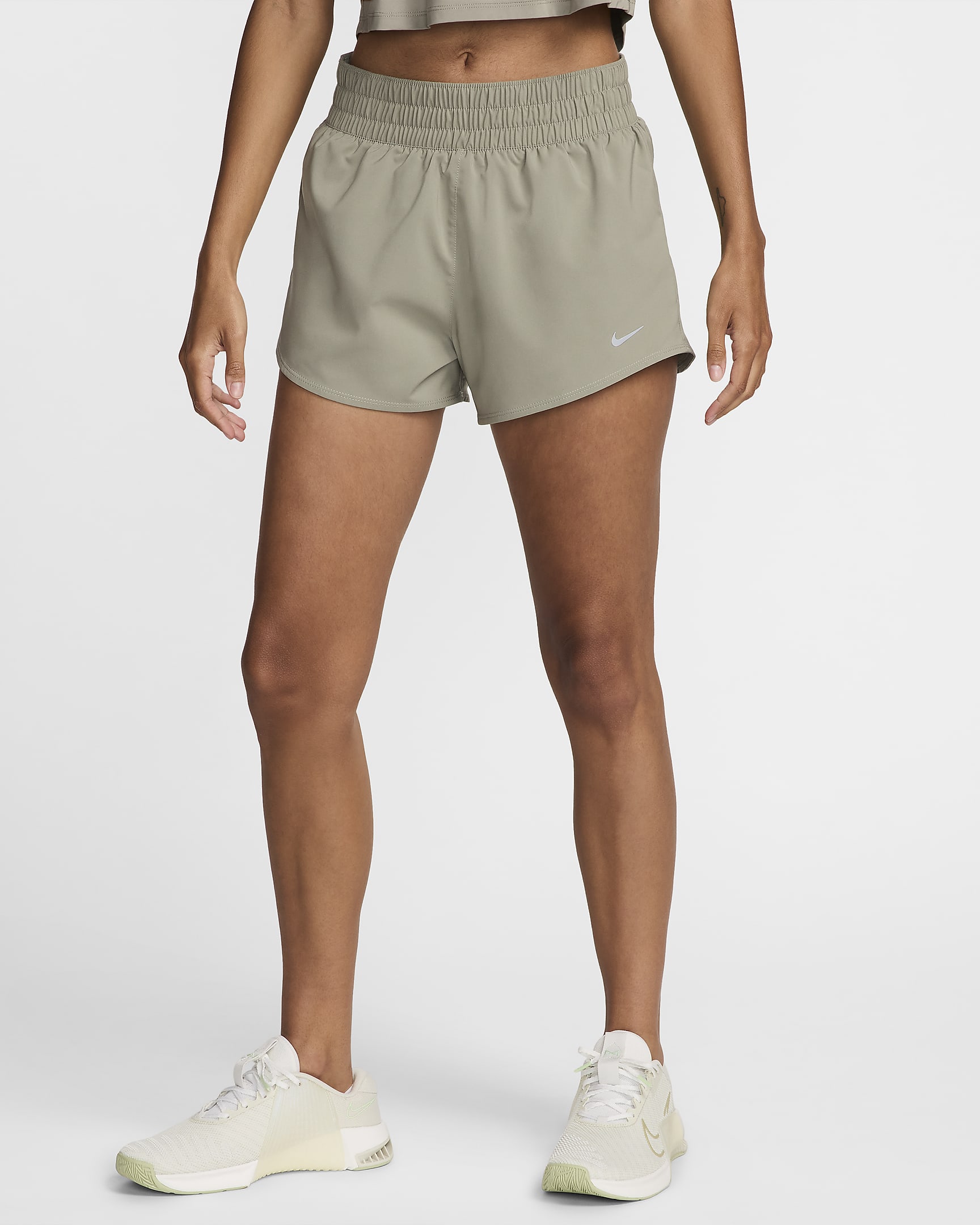 Shorts con forro de ropa interior Dri-FIT de tiro medio de 8 cm para mujer Nike One - Militar claro