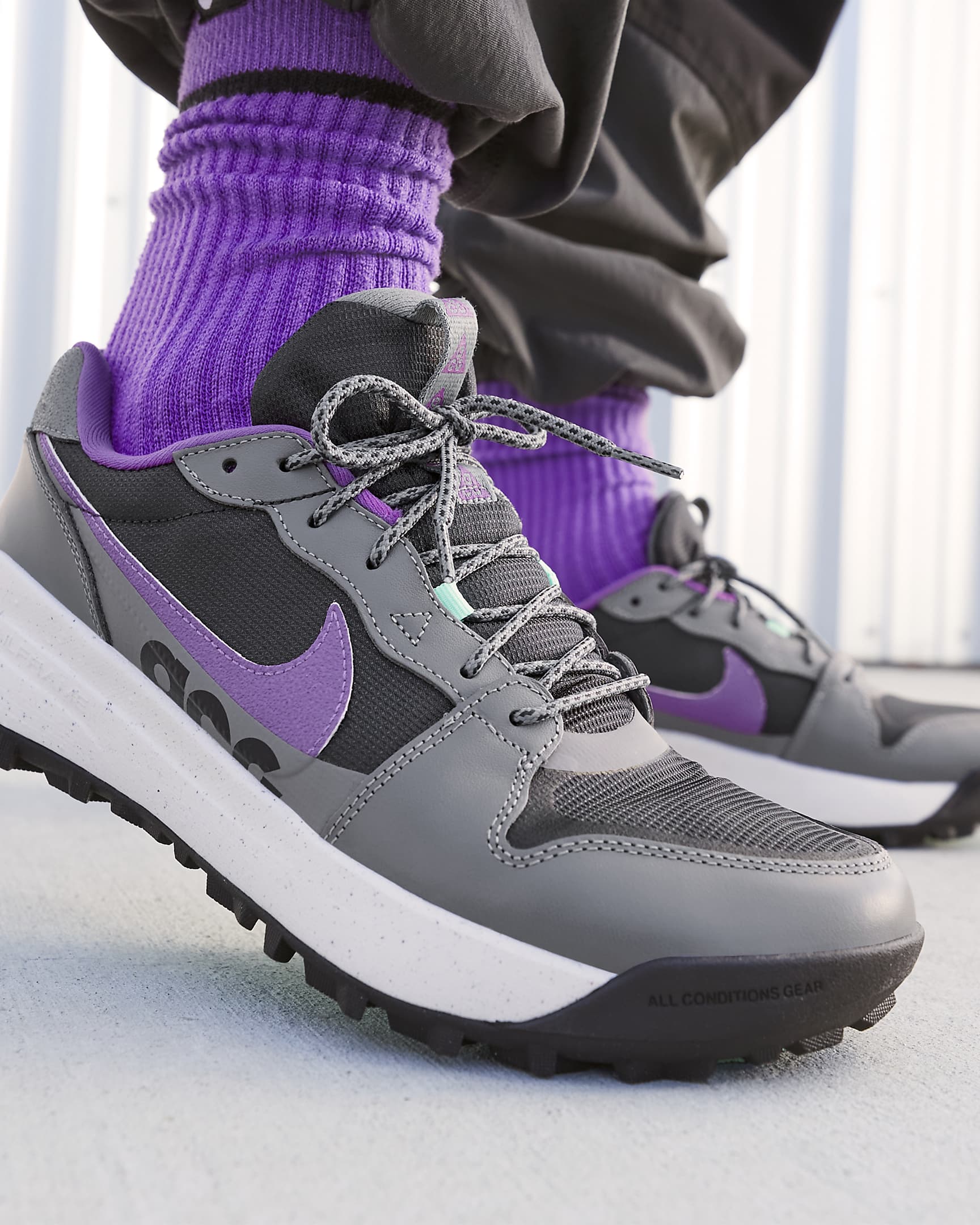 Nike ACG Lowcate Men's Shoes - Smoke Grey/Vivid Purple/Phantom/Dark Smoke Grey