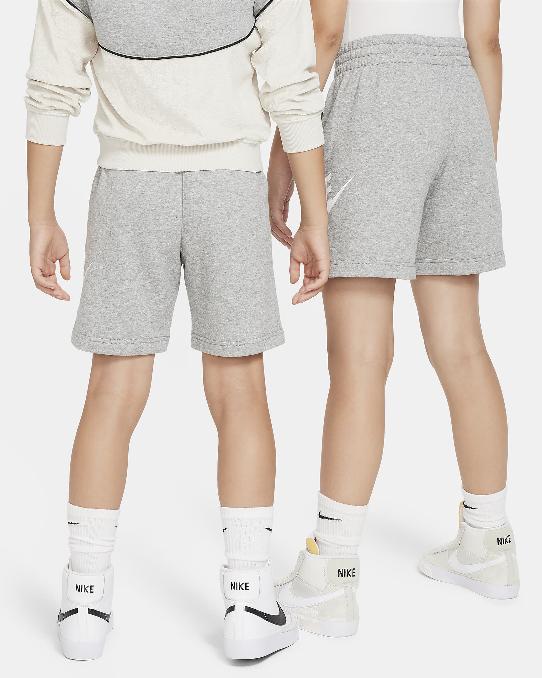 Nike Sportswear Club Fleece-shorts i french terry til større børn - Dark Grey Heather/Base Grey/hvid