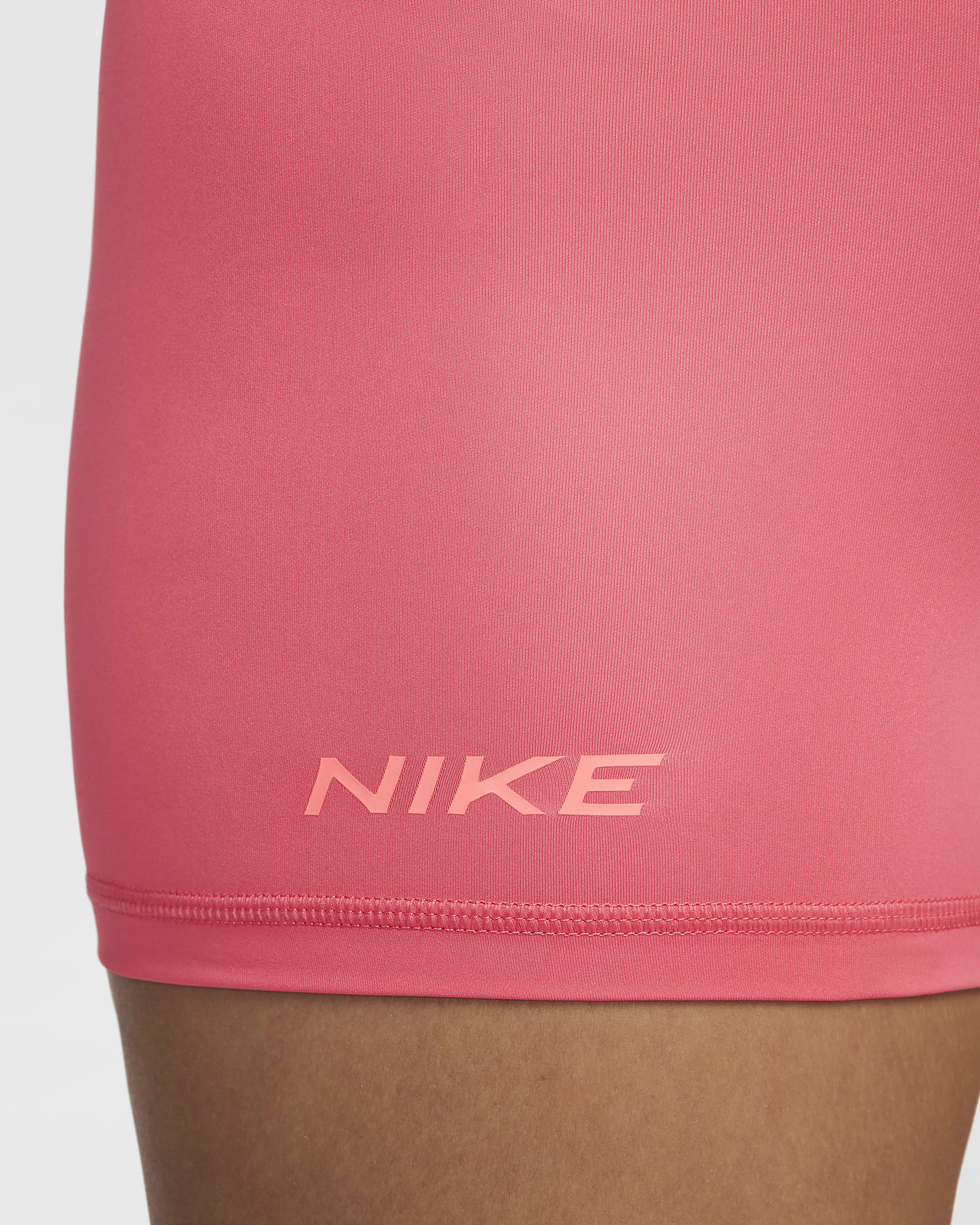 Shorts de ciclismo con gráfico de tiro medio de 8 cm para mujer Nike Pro - Rosa margarita/Rosa paleta/Ponche cálido/Blanco