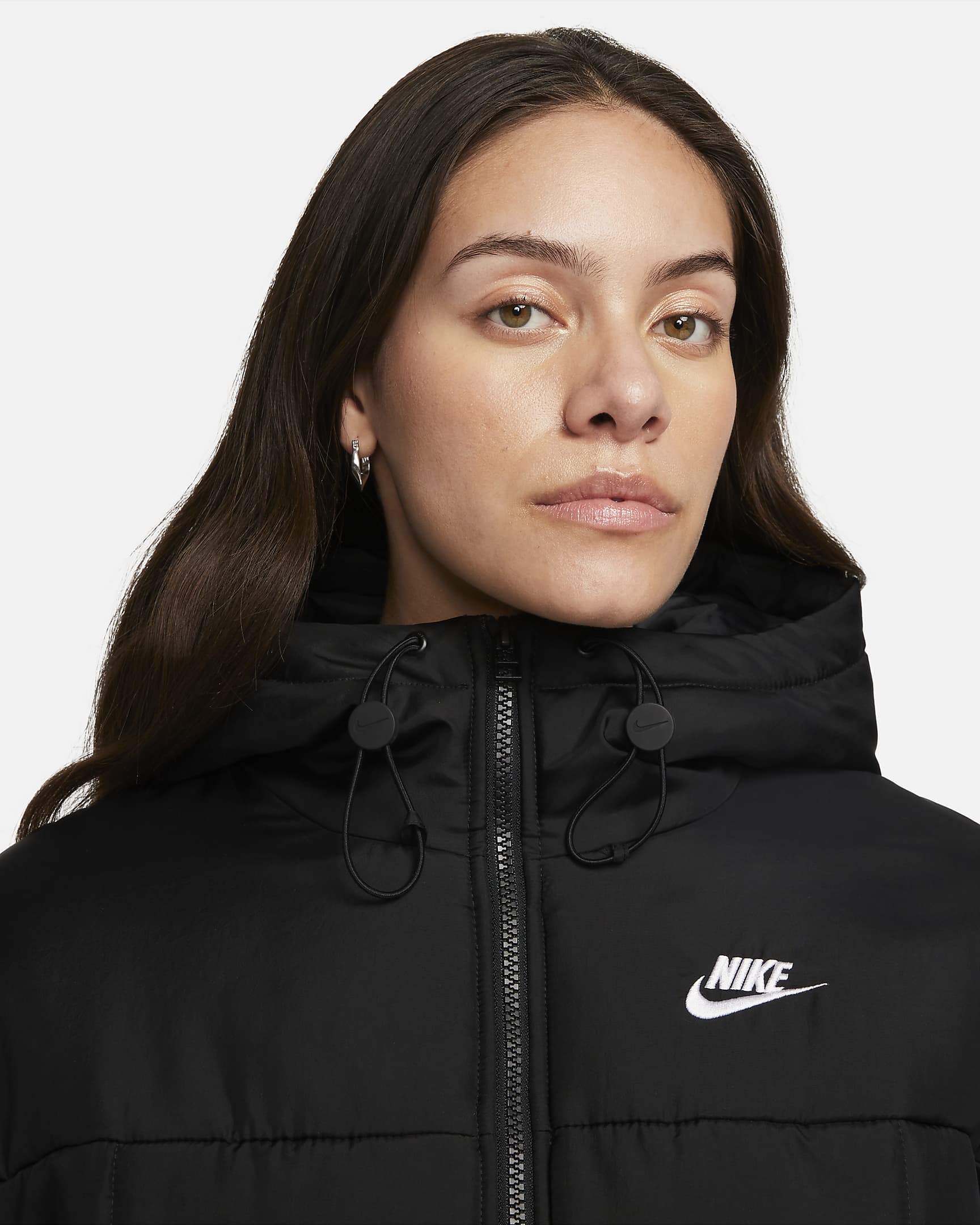 Nike Sportswear Classic Therma-FIT ledig boblejakke med hette til dame - Svart/Hvit